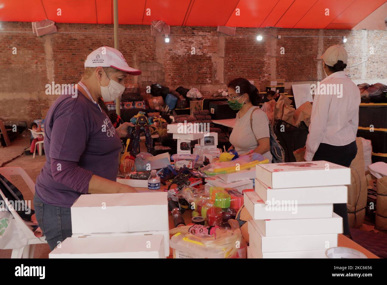 Volontaires et membres de la Communauté de Sant'Egidio au Mexique, emballer des jouets à livrer aux populations de la rue et à risque, le réveillon de Noël à Mexico, pendant l'urgence sanitaire due à COVID-19 et le retour du feu rouge de circulation épidémiologique dans la capitale. (Photo de Gerardo Vieyra/NurPhoto) Banque D'Images