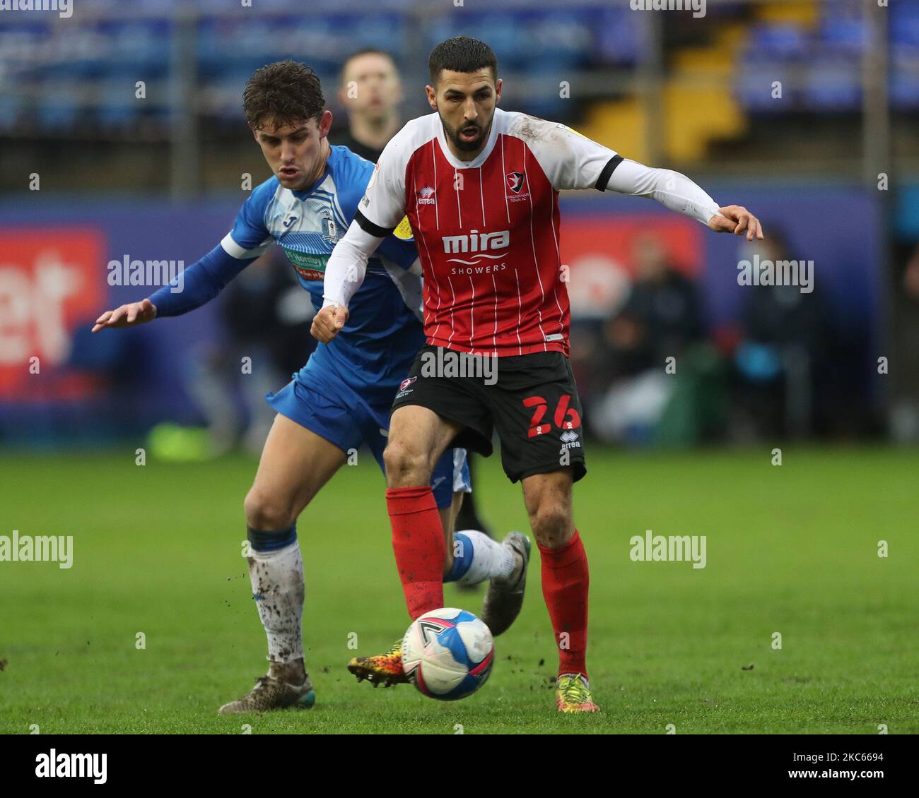 Liam Sercombe de Cheltenham Town en action avec Harrison Biggins lors du match Sky Bet League 2 entre Barrow et Cheltenham Town à la rue Holker, Barrow-in-Furness le samedi 19th décembre 2020. (Photo de Mark Fletcher/MI News/NurPhoto) Banque D'Images