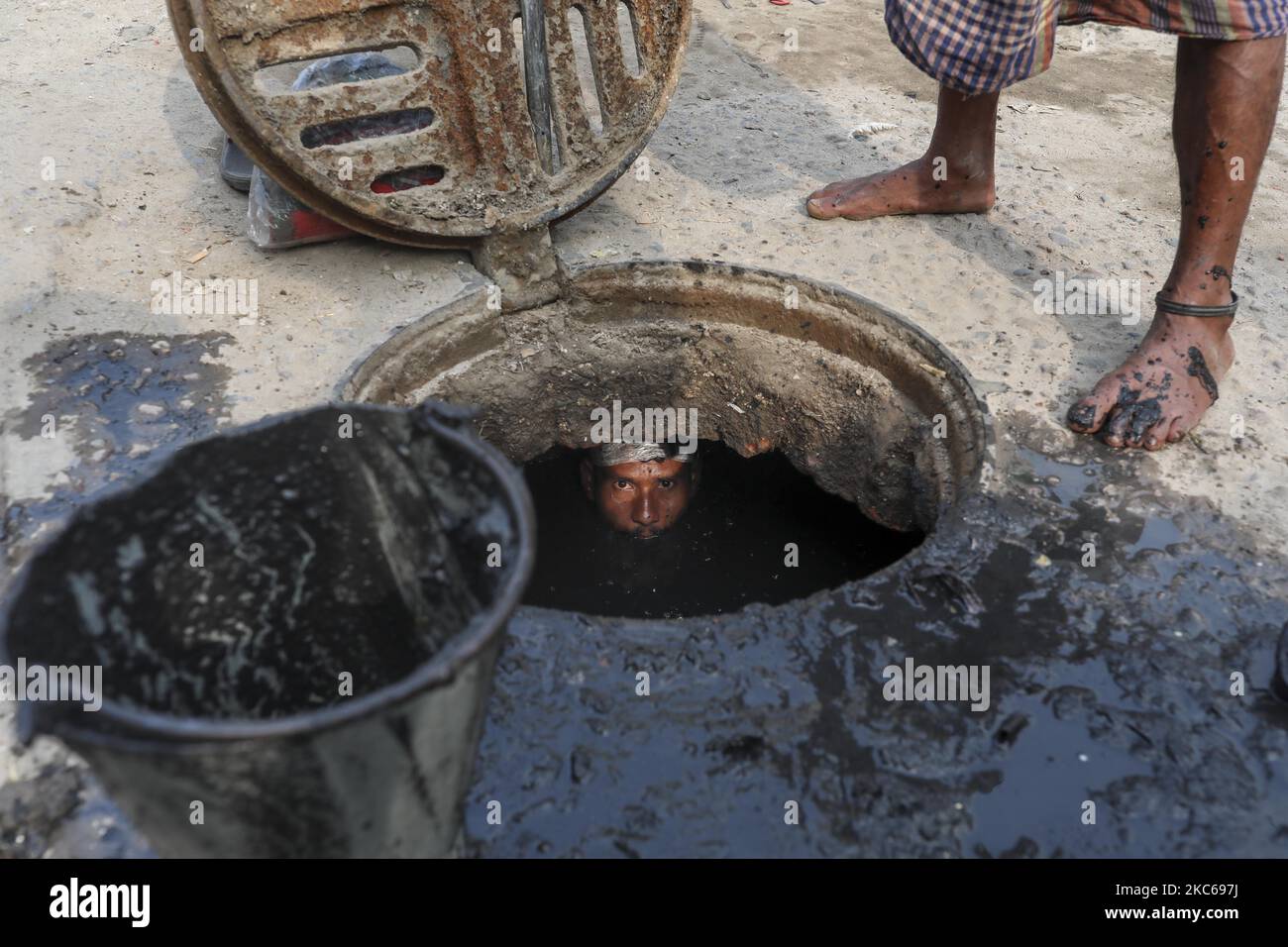 Les gens travaillent dans un environnement malsain à Dhaka, au Bangladesh, sur 21 décembre 2020. (Photo de Kazi Salahuddin Razu/NurPhoto) Banque D'Images