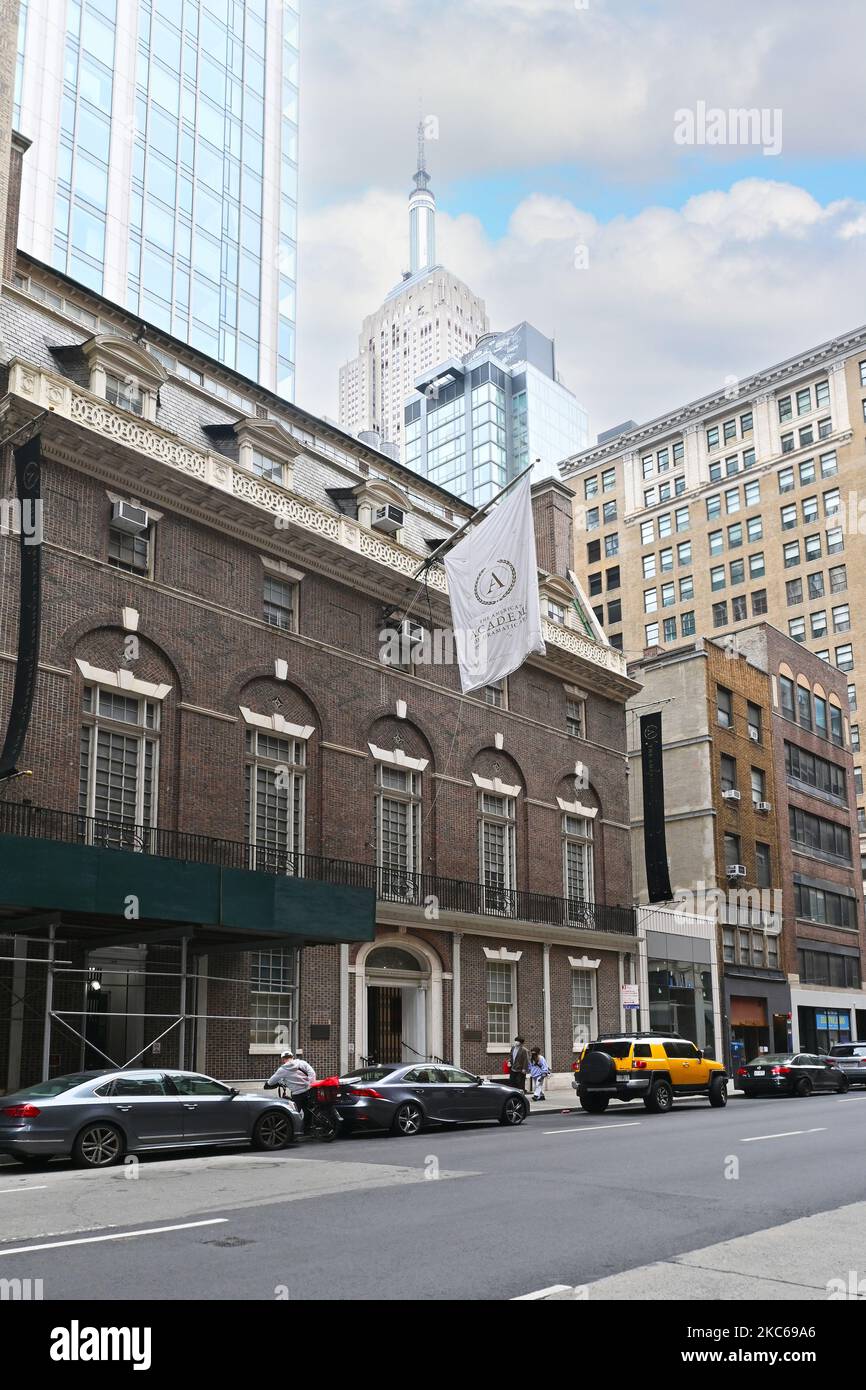 NEW YORK - .22 octobre 2022 : l'Academy of Dramatic Arts Building avec l'Empire State Building en arrière-plan. Banque D'Images