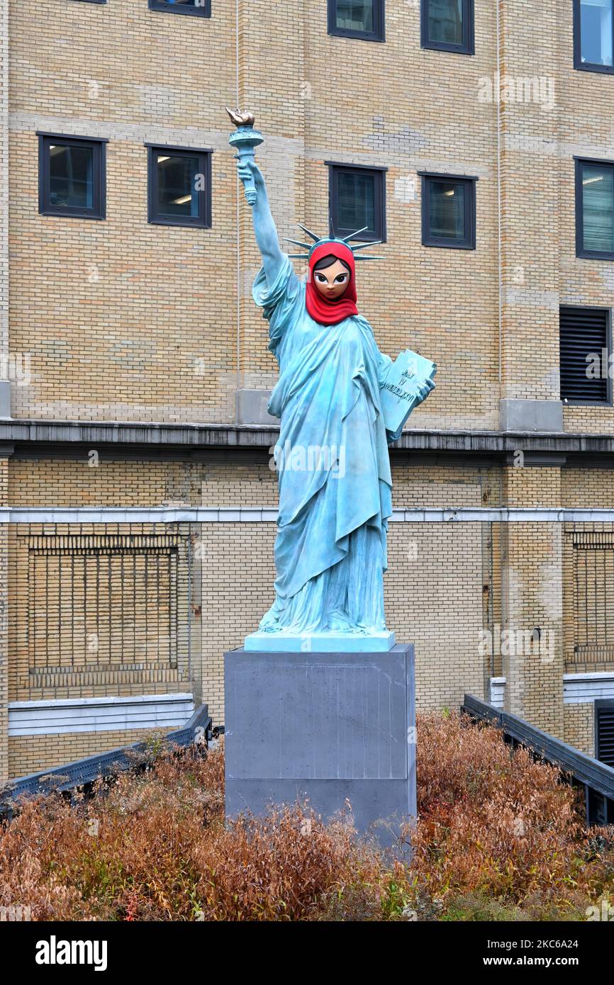 NEW YORK - 24 OCT 2022: Vous savez qui je suis est une réplique de la Statue de la liberté portant des masques avec des visages stylisés d'individus dont l'expérience de Banque D'Images