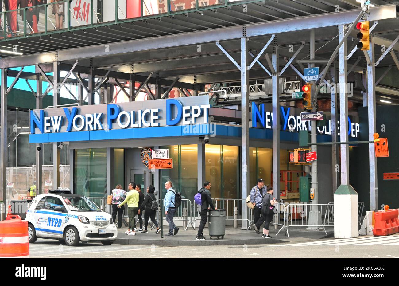 NEW YORK - 25 octobre 2022 : sous-station du département de police de New York (NYPD) à Times Square. Banque D'Images