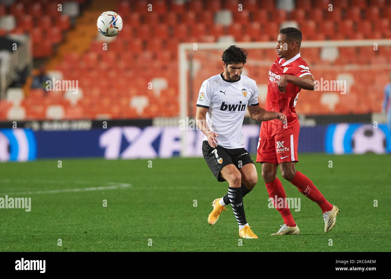 Fernando Francisco Reges Mouta de Séville et Gonzalo Guedes de Valence CF pendant la Liga Santander Mach entre Valence et Séville à l'Estadio de Mestalla le 22 décembre 2020 à Valence, Espagne (photo par Maria Jose Segovia/NurPhoto) Banque D'Images