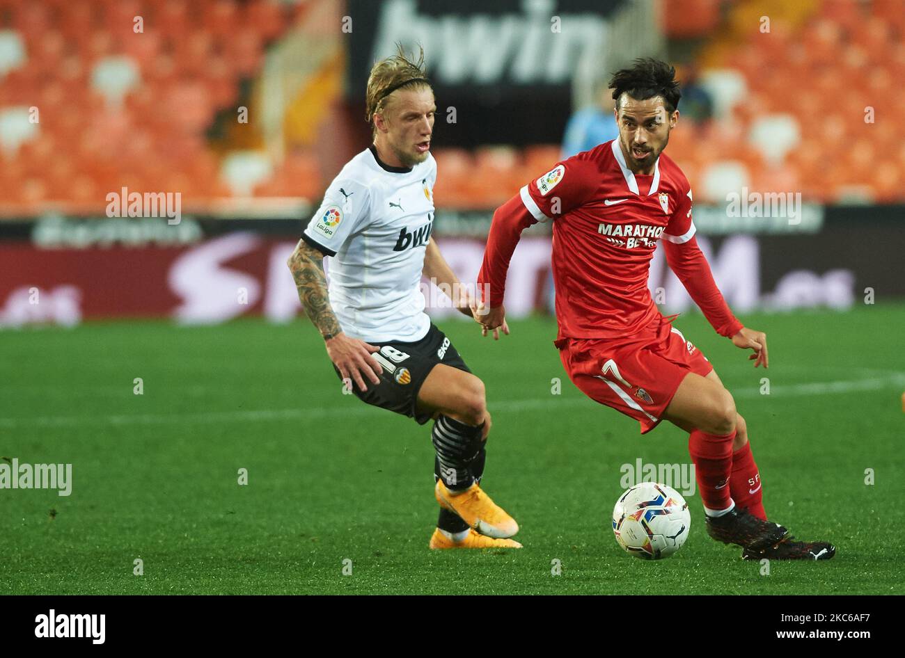 Daniel Wass de Valence CF et Jésus Hernandez, Suso de Séville pendant la Liga Santander Mach entre Valence et Séville à l'Estadio de Mestalla le 22 décembre 2020 à Valence, Espagne (photo de Maria Jose Segovia/NurPhoto) Banque D'Images