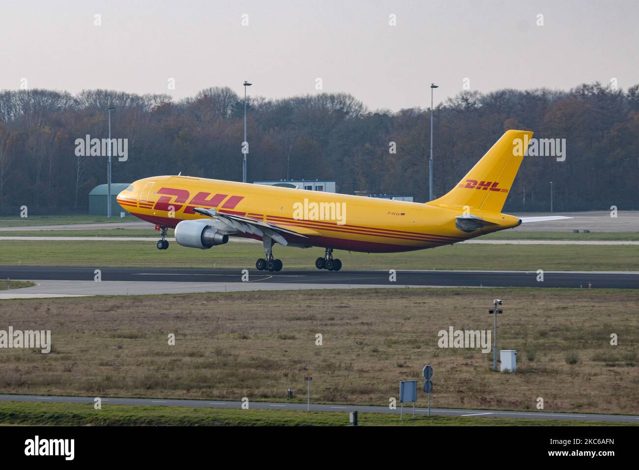 Airbus A300 DHL - MANGEZ des avions de fret de Leipzig tels que vus en train de rouler, de partir et de voler de l'aéroport d'Eindhoven EIN EHEH. L'Airbus A300-600(F) à corps large est immatriculé D-AEAA. DHL Aviation, une division de DHL Express ( Dalsey, Hillblom et Lynn) International GmbH est un service de courrier, colis et courrier express allemand qui est une division de la société logistique allemande Deutsche Post DHL. Le trafic mondial de passagers a diminué pendant la période pandémique du coronavirus Covid-19, l'industrie luttant pour survivre contrairement aux compagnies aériennes de fret et de fret qui sont en plein essor. Ein Banque D'Images