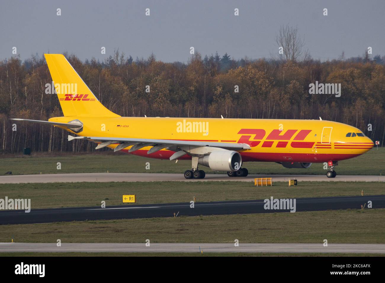 Airbus A300 DHL - MANGEZ des avions de fret de Leipzig tels que vus en train de rouler, de partir et de voler de l'aéroport d'Eindhoven EIN EHEH. L'Airbus A300-600(F) à corps large est immatriculé D-AEAA. DHL Aviation, une division de DHL Express ( Dalsey, Hillblom et Lynn) International GmbH est un service de courrier, colis et courrier express allemand qui est une division de la société logistique allemande Deutsche Post DHL. Le trafic mondial de passagers a diminué pendant la période pandémique du coronavirus Covid-19, l'industrie luttant pour survivre contrairement aux compagnies aériennes de fret et de fret qui sont en plein essor. Ein Banque D'Images