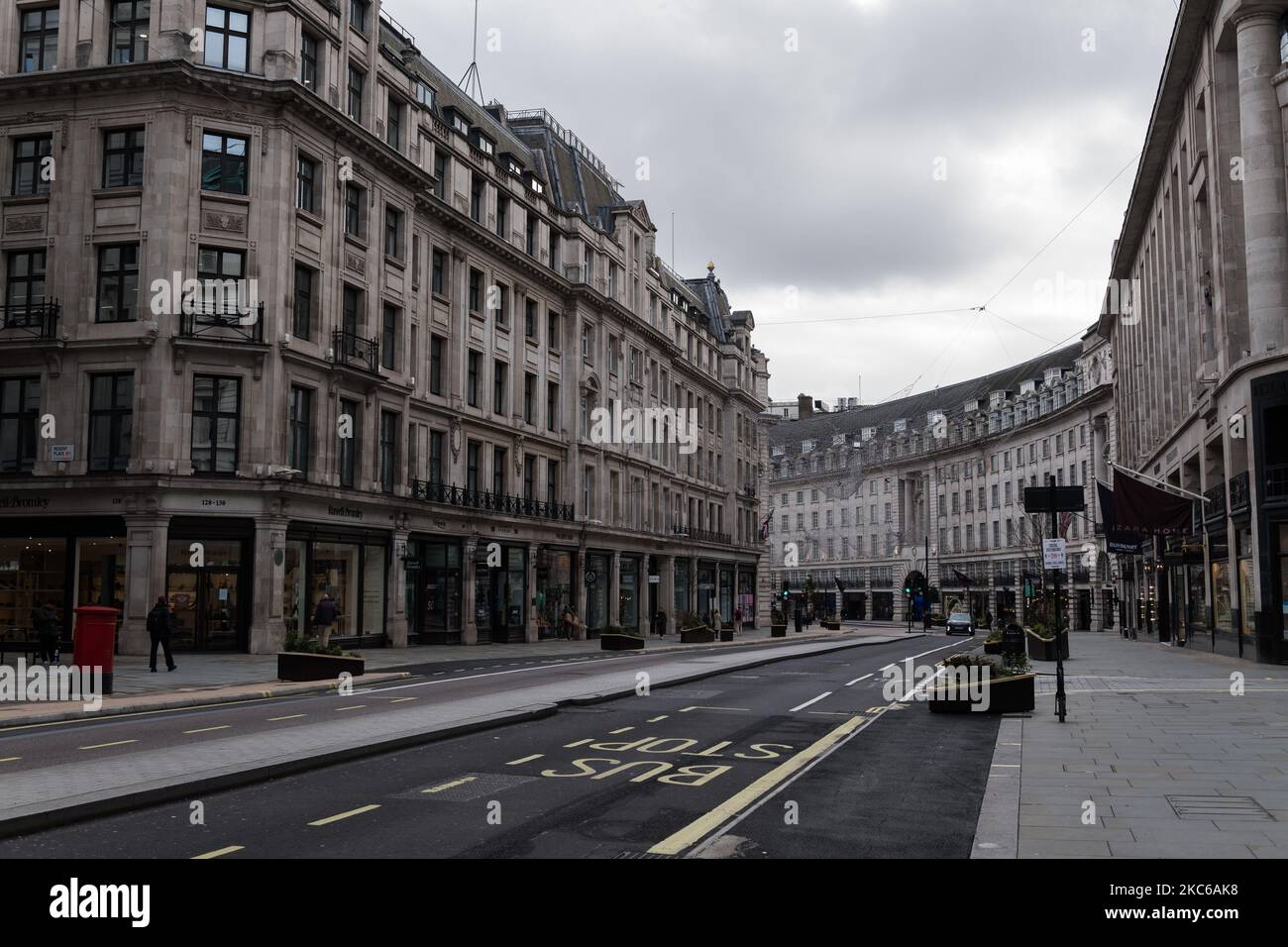 Une vue d'un Regent Street vide comme des restrictions de niveau 4 de coronavirus sont en place pour limiter la propagation de la nouvelle souche de coronavirus à mesure que les infections continuent d'augmenter, le 22 décembre 2020 à Londres, en Angleterre. Londres, le sud-est et l'est de l'Angleterre sont entrés dimanche dans des restrictions de niveau 4, semblables au dernier confinement national, avec un ordre de rester à la maison, l'interdiction de mélanger les ménages, la fermeture de tous les commerces et entreprises non essentiels et l'annulation de l'assouplissement prévu des règles pendant cinq jours autour de Noël. (Photo de Wiktor Szymanowicz/NurPhoto) Banque D'Images