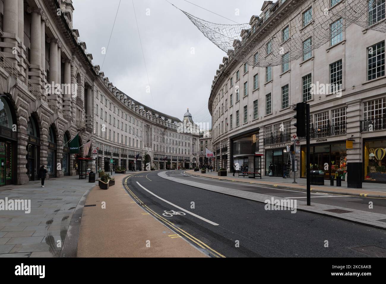 Une vue d'un Regent Street vide comme des restrictions de niveau 4 de coronavirus sont en place pour limiter la propagation de la nouvelle souche de coronavirus à mesure que les infections continuent d'augmenter, le 22 décembre 2020 à Londres, en Angleterre. Londres, le sud-est et l'est de l'Angleterre sont entrés dimanche dans des restrictions de niveau 4, semblables au dernier confinement national, avec un ordre de rester à la maison, l'interdiction de mélanger les ménages, la fermeture de tous les commerces et entreprises non essentiels et l'annulation de l'assouplissement prévu des règles pendant cinq jours autour de Noël. (Photo de Wiktor Szymanowicz/NurPhoto) Banque D'Images