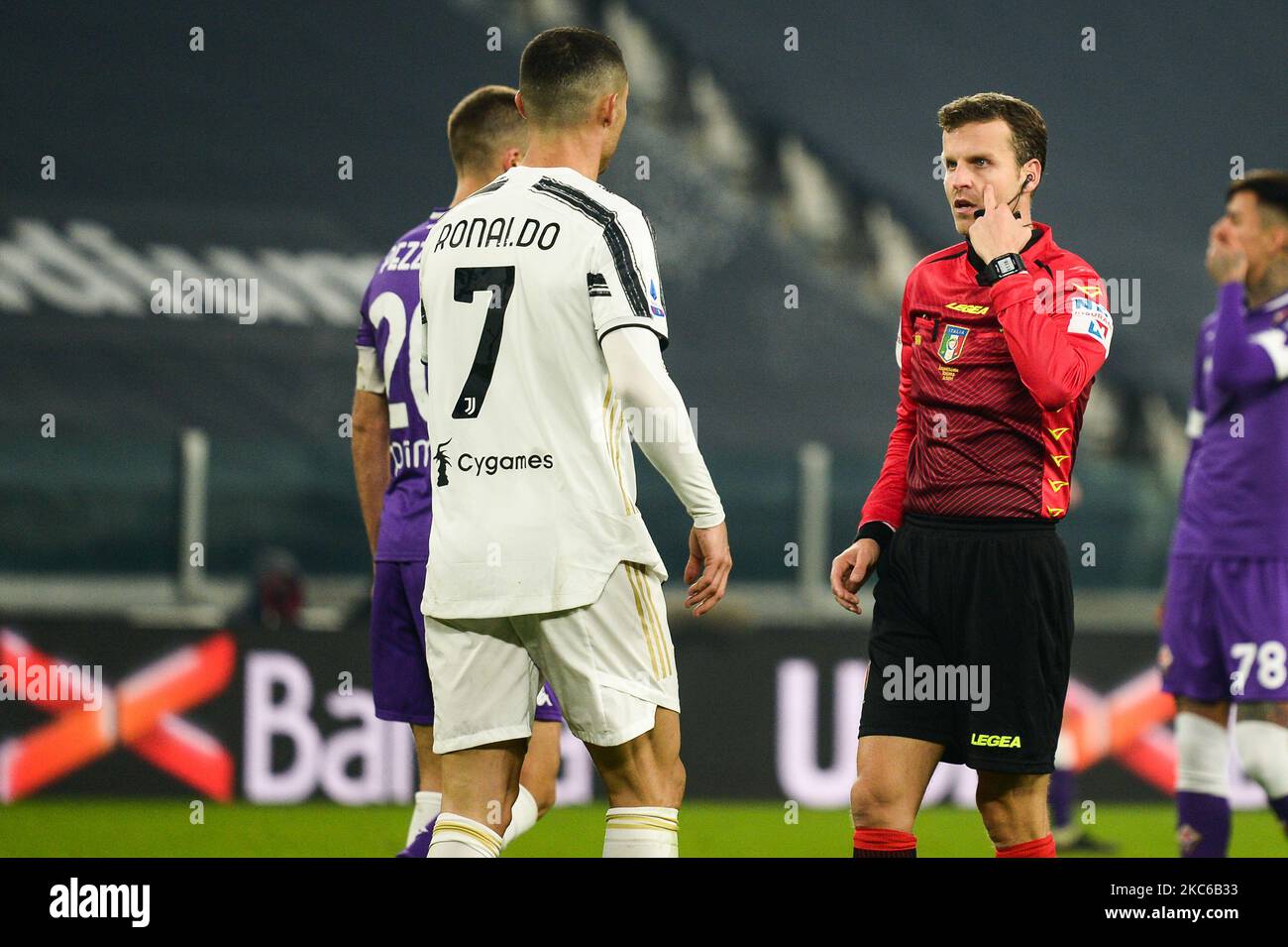 Federico la Penna et Cristiano Ronaldo de Juventus FC parle pendant la série Un match entre Juventus et ACF Fiorentina au stade Allianz de 22 décembre 2020 à Turin, Italie. Les stades sportifs autour de l'Italie restent soumis à des restrictions strictes en raison de la pandémie du coronavirus, car les lois de distanciation sociale du gouvernement interdisent aux fans à l'intérieur des lieux, ce qui entraîne des jeux à huis clos (photo d'Alberto Gandolfo/NurPhoto) Banque D'Images