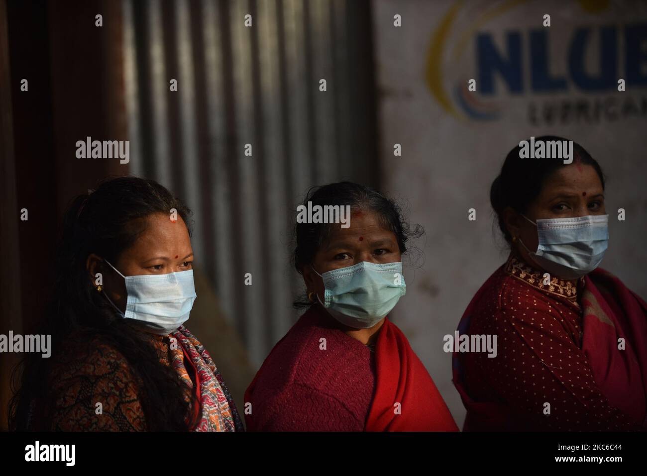 Les dévotés népalais arrivent pour offrir une puja rituelle avec un masque facial pendant Saat Gaule Jatra à Panga, Kirtipur, Katmandou, Népal mercredi, 23 décembre, 2020. C'est la partie du célèbre festival célébré chaque année marquant l'arrivée de l'hiver. Jatras et les festivals font partie de la vie de la communauté de Newar. (Photo de Narayan Maharajan/NurPhoto) Banque D'Images