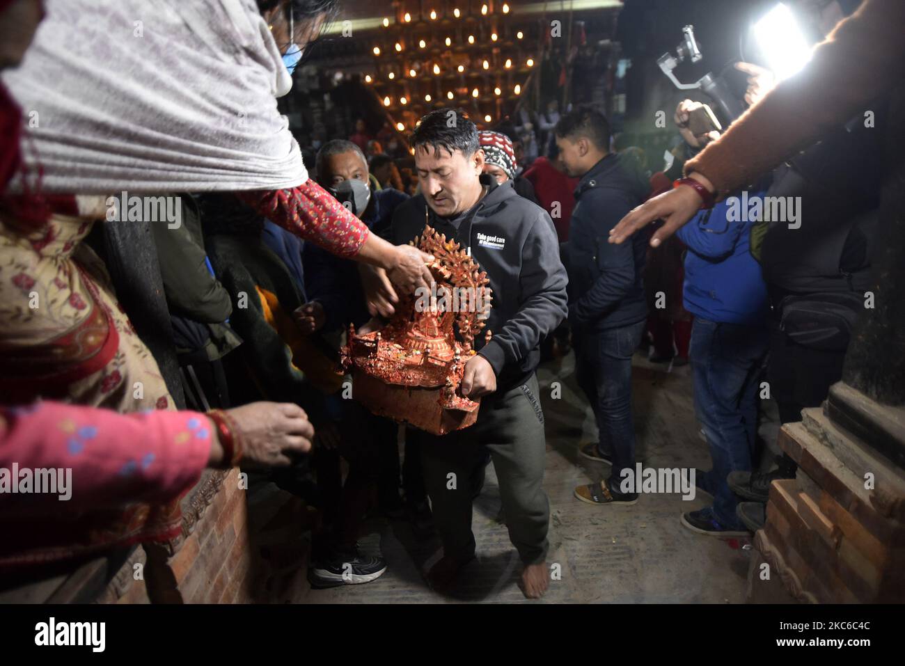 Un dévot népalais transportant l'idole Bishnudevi pendant le festival de Bishnudevi célébré à Panga, Kirtipur, Katmandou, Népal mercredi, 23 décembre, 2020. C'est la partie du célèbre festival célébré chaque année marquant l'arrivée de l'hiver. Jatras et les festivals font partie de la vie de la communauté de Newar. (Photo de Narayan Maharajan/NurPhoto) Banque D'Images