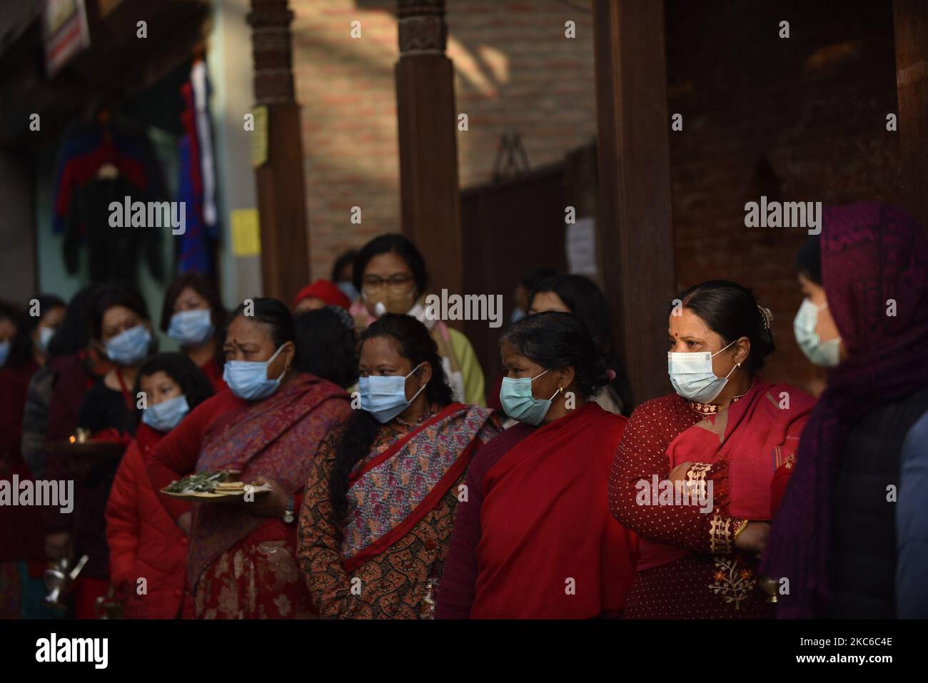Les dévotés népalais arrivent pour offrir une puja rituelle avec un masque facial pendant Saat Gaule Jatra à Panga, Kirtipur, Katmandou, Népal mercredi, 23 décembre, 2020. C'est la partie du célèbre festival célébré chaque année marquant l'arrivée de l'hiver. Jatras et les festivals font partie de la vie de la communauté de Newar. (Photo de Narayan Maharajan/NurPhoto) Banque D'Images
