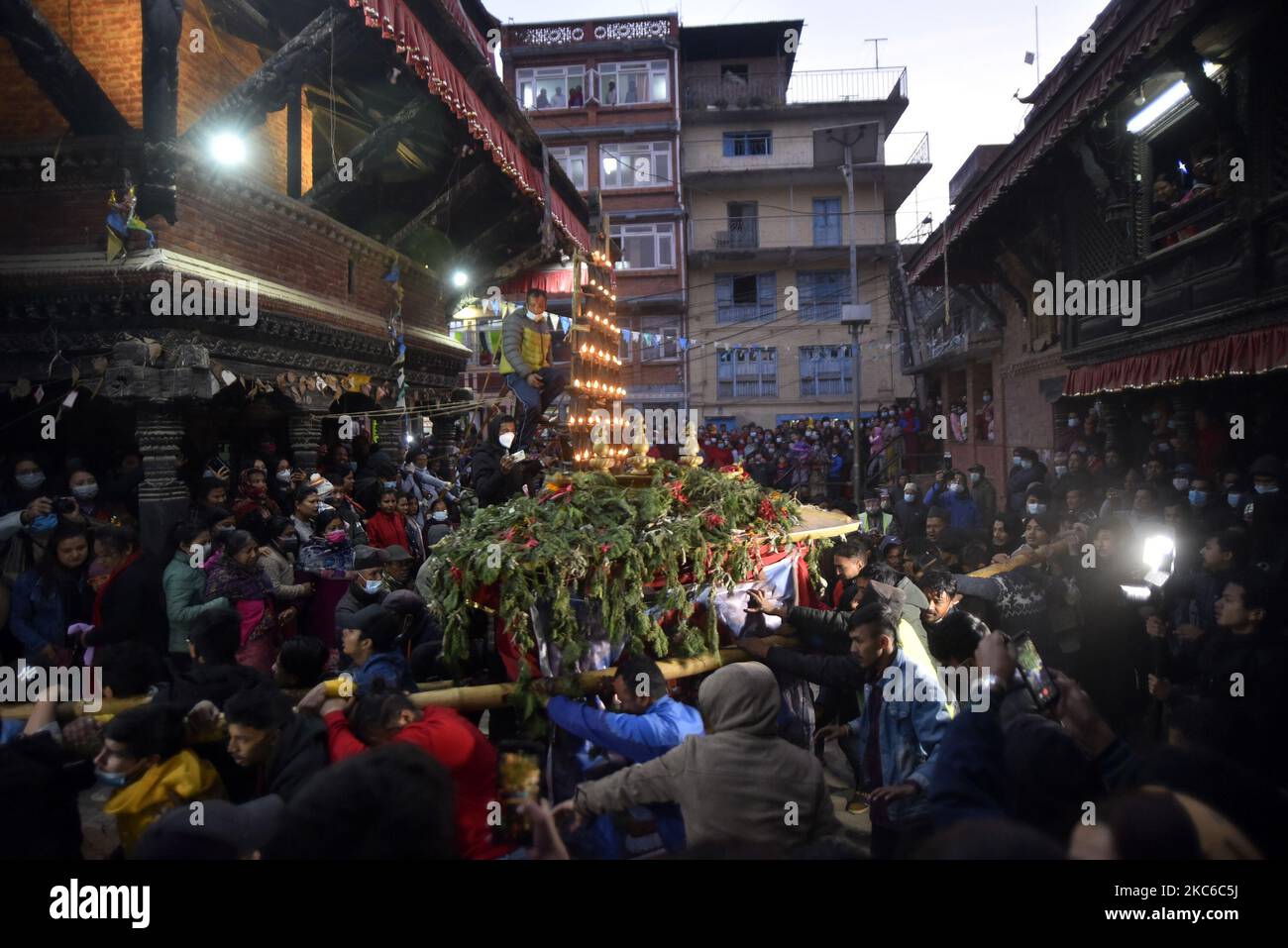 Les dévotés népalais transportant un char de Bishnudevi pendant le festival célébré à Panga, Kirtipur, Katmandou, Népal mercredi, 23 décembre, 2020. C'est la partie du célèbre festival célébré chaque année marquant l'arrivée de l'hiver. Jatras et les festivals font partie de la vie de la communauté de Newar. (Photo de Narayan Maharajan/NurPhoto) Banque D'Images