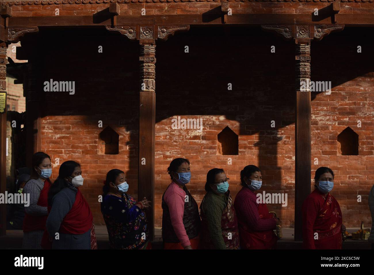 Les dévotés népalais arrivent pour offrir une puja rituelle avec un masque facial pendant Saat Gaule Jatra à Panga, Kirtipur, Katmandou, Népal mercredi, 23 décembre, 2020. C'est la partie du célèbre festival célébré chaque année marquant l'arrivée de l'hiver. Jatras et les festivals font partie de la vie de la communauté de Newar. (Photo de Narayan Maharajan/NurPhoto) Banque D'Images