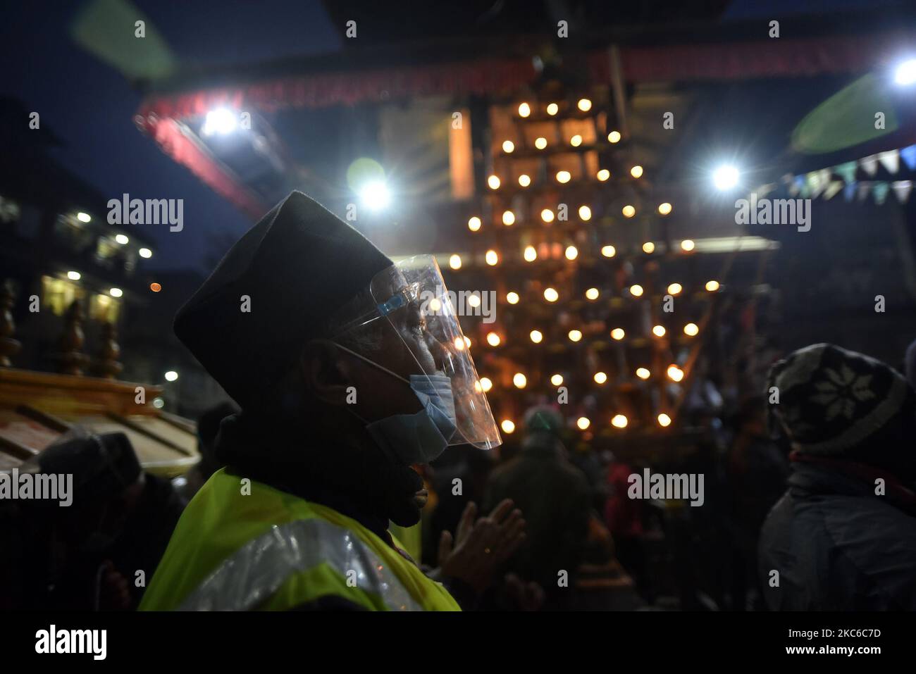 Un dévot népalais avec masque facial et bouclier participent au festival de Bishnudevi à Panga, Kirtipur, Katmandou, Népal mercredi, 23 décembre, 2020. C'est la partie du célèbre festival célébré chaque année marquant l'arrivée de l'hiver. Jatras et les festivals font partie de la vie de la communauté de Newar. (Photo de Narayan Maharajan/NurPhoto) Banque D'Images