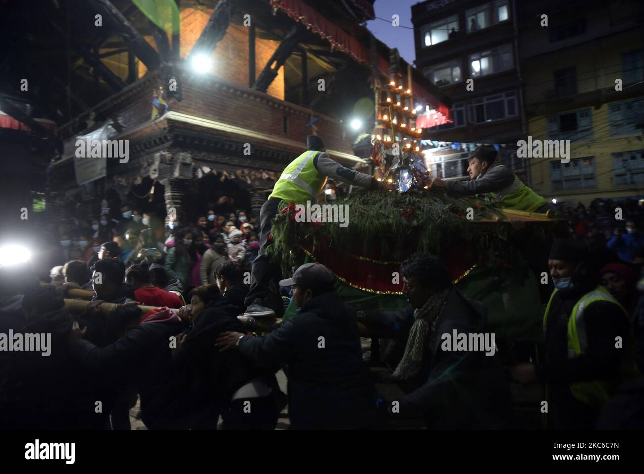 Les dévotés népalais transportant un char de Bishnudevi pendant le festival célébré à Panga, Kirtipur, Katmandou, Népal mercredi, 23 décembre, 2020. C'est la partie du célèbre festival célébré chaque année marquant l'arrivée de l'hiver. Jatras et les festivals font partie de la vie de la communauté de Newar. (Photo de Narayan Maharajan/NurPhoto) Banque D'Images