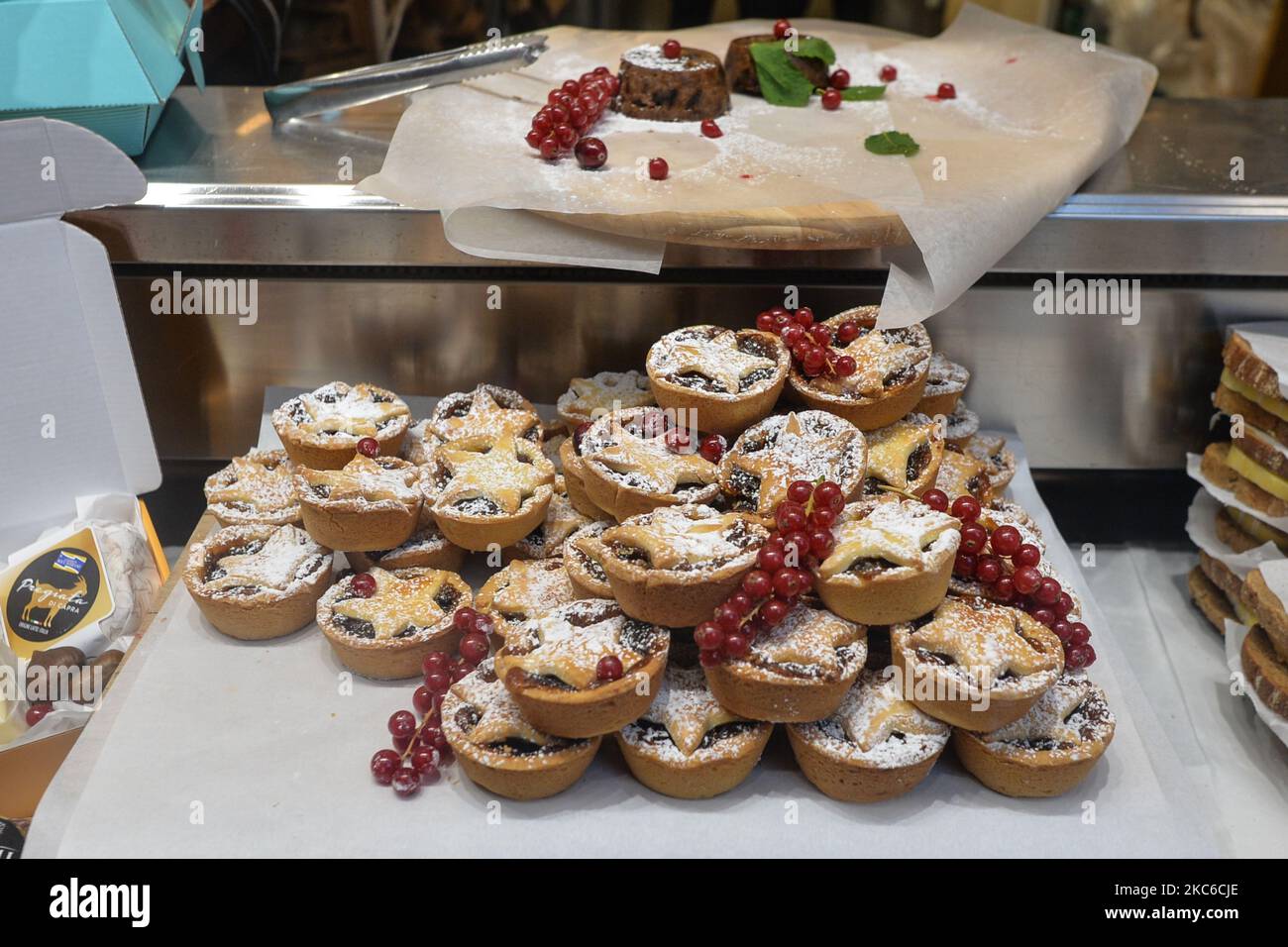 Des mini-chaussons sont exposés dans une vitrine, dans le centre-ville de Dublin. Mercredi, 23 décembre 2020, à Dublin, Irlande. (Photo par Artur Widak/NurPhoto) Banque D'Images