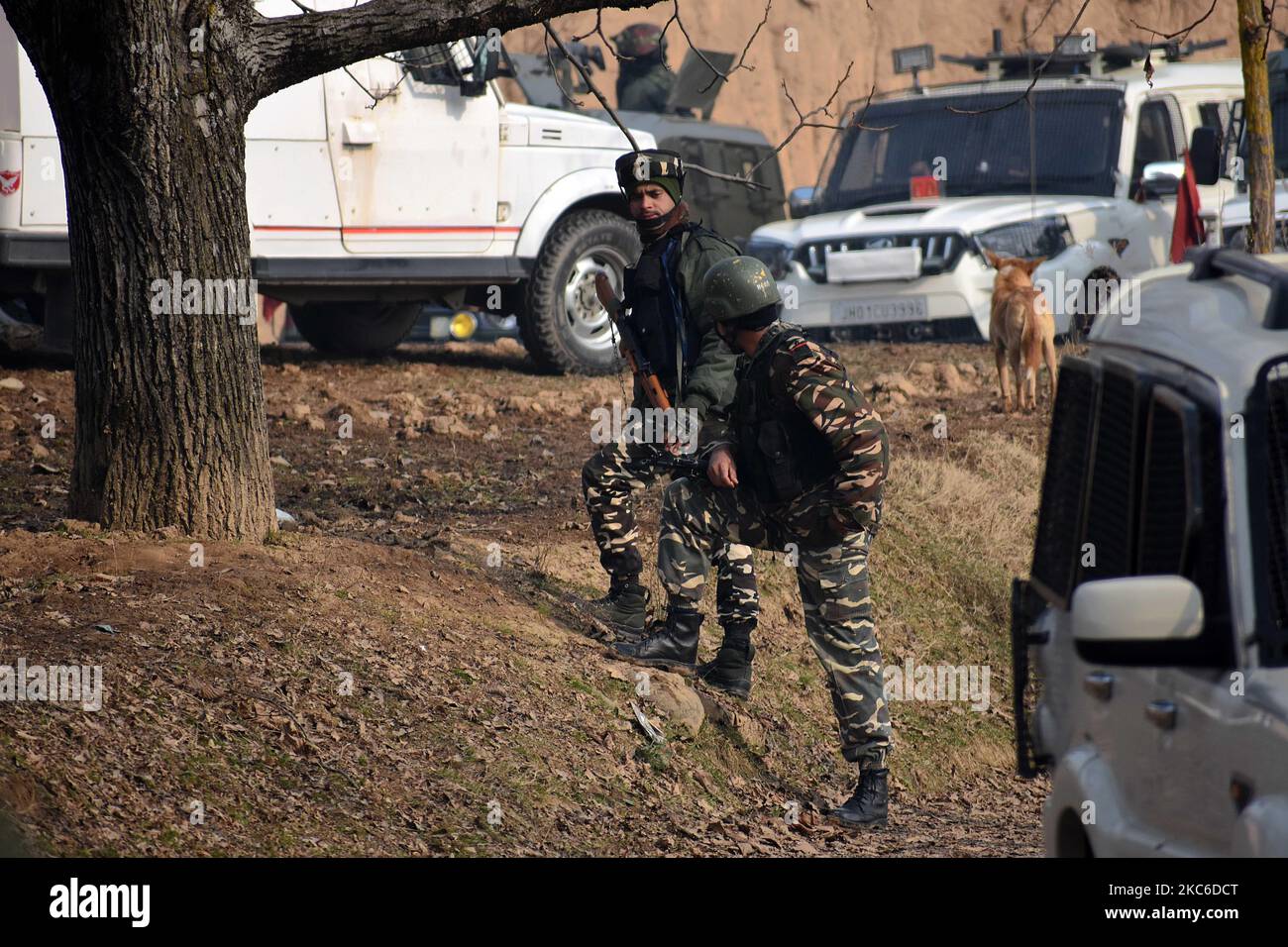 Les forces de sécurité indiennes près du site de la bataille des armes à feu dans le village de Wanigam Payeen, dans le district de Baramulla, au nord du Cachemire, sur 24 décembre 2020. Deux militants non identifiés ont été tués dans une bataille d'armes à feu qui a éclaté tôt le matin entre les militants et les forces de sécurité dans le nord du Cachemire, a déclaré la police. (Photo par Faisal Khan/NurPhoto) Banque D'Images