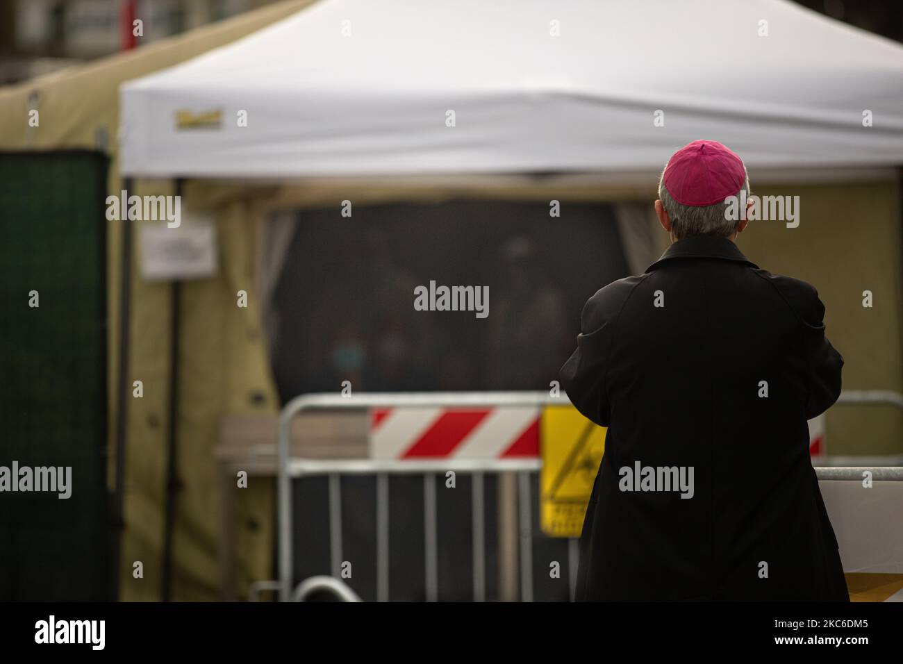 L'évêque de Cosenza, Monseigneur Francescantonio Nolè, salue et bénit les patients à l'intérieur de l'hôpital de campagne militaire covid de Cosenza, sur 24 décembre 2020. Un hôpital de campagne de l'armée italienne a été installé près de la gare de Cosenza pour faire face à l'urgence sanitaire due à Covid-19. (Photo par Andrea Pirri/NurPhoto) Banque D'Images