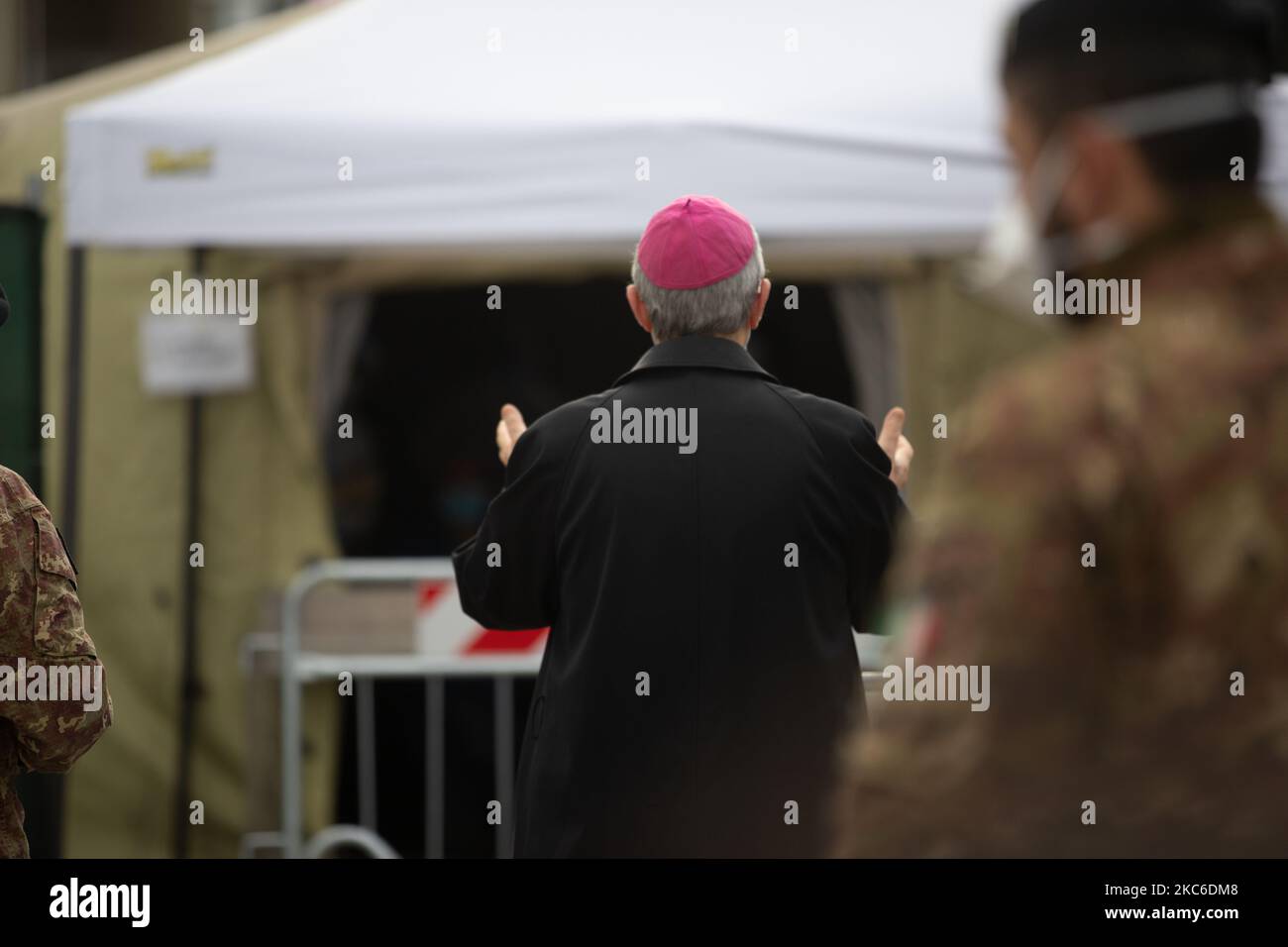 L'évêque de Cosenza, Monseigneur Francescantonio Nolè, salue et bénit les patients à l'intérieur de l'hôpital de campagne militaire covid de Cosenza, sur 24 décembre 2020. Un hôpital de campagne de l'armée italienne a été installé près de la gare de Cosenza pour faire face à l'urgence sanitaire due à Covid-19. (Photo par Andrea Pirri/NurPhoto) Banque D'Images