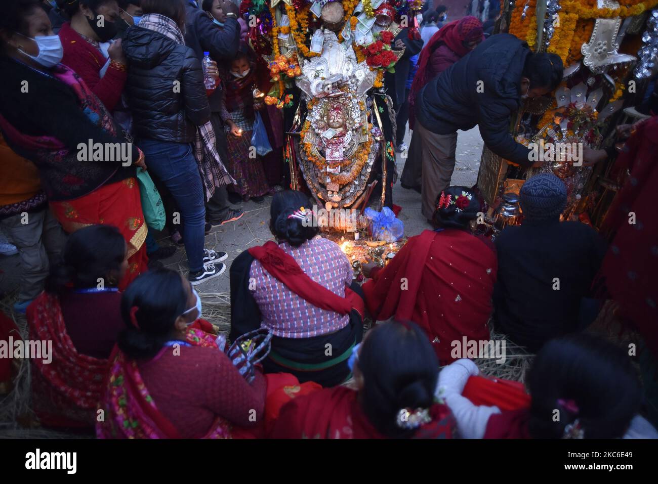 Les dévotés népalais offrant la prière rituelle pendant le festival Saat Gaule Jatra en début de matinée à Tinthana, Katmandou, Népal jeudi, 24 décembre 2020. Saat Gaule Jatra est célébré chaque année pour marquer l'arrivée de l'hiver. (Photo de Narayan Maharajan/NurPhoto) Banque D'Images