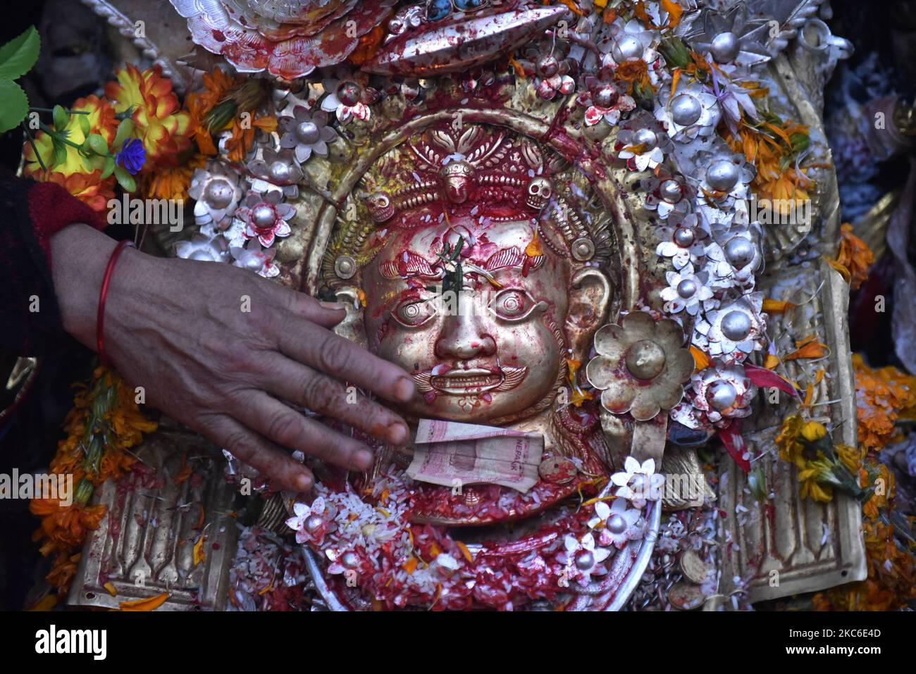 Les dévotés népalais offrant la prière rituelle pendant le festival Saat Gaule Jatra en début de matinée à Tinthana, Katmandou, Népal jeudi, 24 décembre 2020. Saat Gaule Jatra est célébré chaque année pour marquer l'arrivée de l'hiver. (Photo de Narayan Maharajan/NurPhoto) Banque D'Images