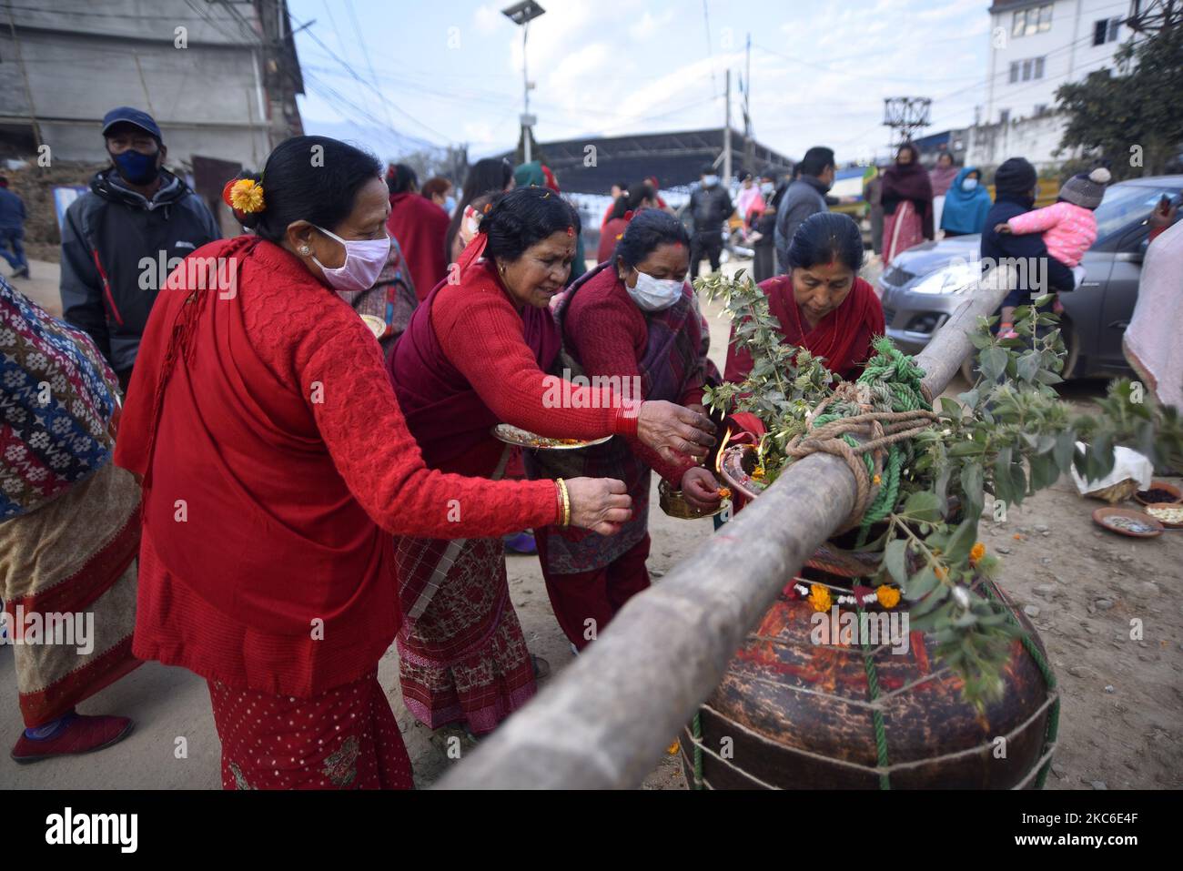 Les dévotés népalais avec le masque facial offrent la prière rituelle pendant le festival Saat Gaule Jatra en début de matinée à Kirtipur, Katmandou, Népal jeudi, 24 décembre 2020. Saat Gaule Jatra est célébré chaque année pour marquer l'arrivée de l'hiver. (Photo de Narayan Maharajan/NurPhoto) Banque D'Images