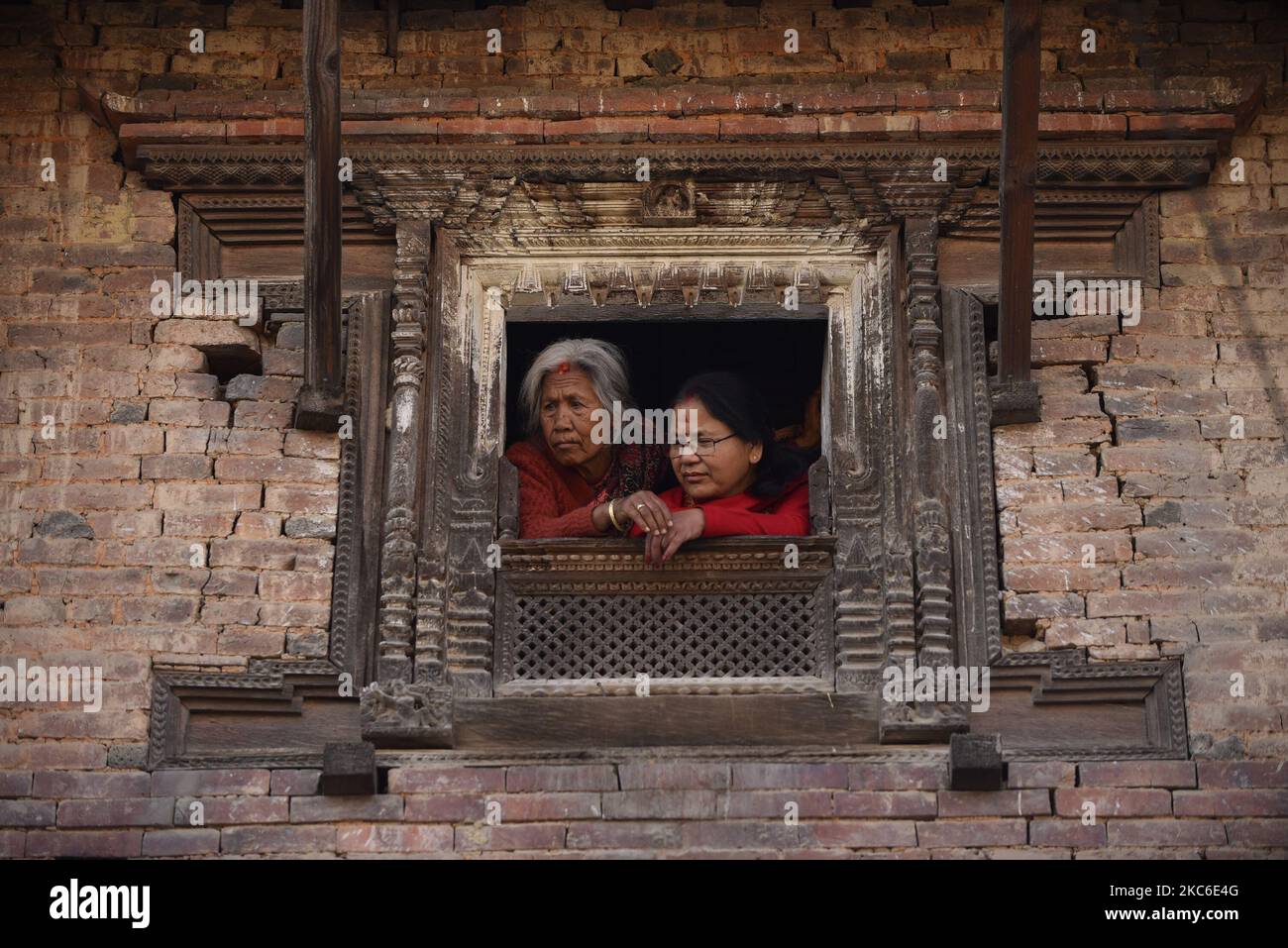 Les dévotés népalais observent le festival des chars pendant le festival Saat Gaule Jatra à Kirtipur, Katmandou, Népal, jeudi, 24 décembre 2020. Saat Gaule Jatra est célébré chaque année pour marquer l'arrivée de l'hiver. (Photo de Narayan Maharajan/NurPhoto) Banque D'Images