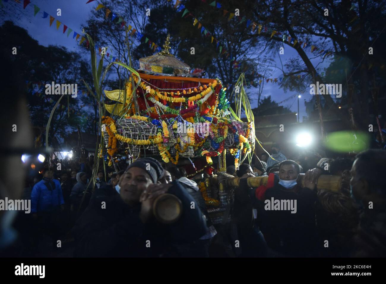 Les dévotés népalais portant le char de Dieu et la déesse pendant le festival Saat Gaule Jatra en début de matinée à Tanthana, Katmandou, Népal jeudi, 24 décembre 2020. Saat Gaule Jatra est célébré chaque année pour marquer l'arrivée de l'hiver. (Photo de Narayan Maharajan/NurPhoto) Banque D'Images
