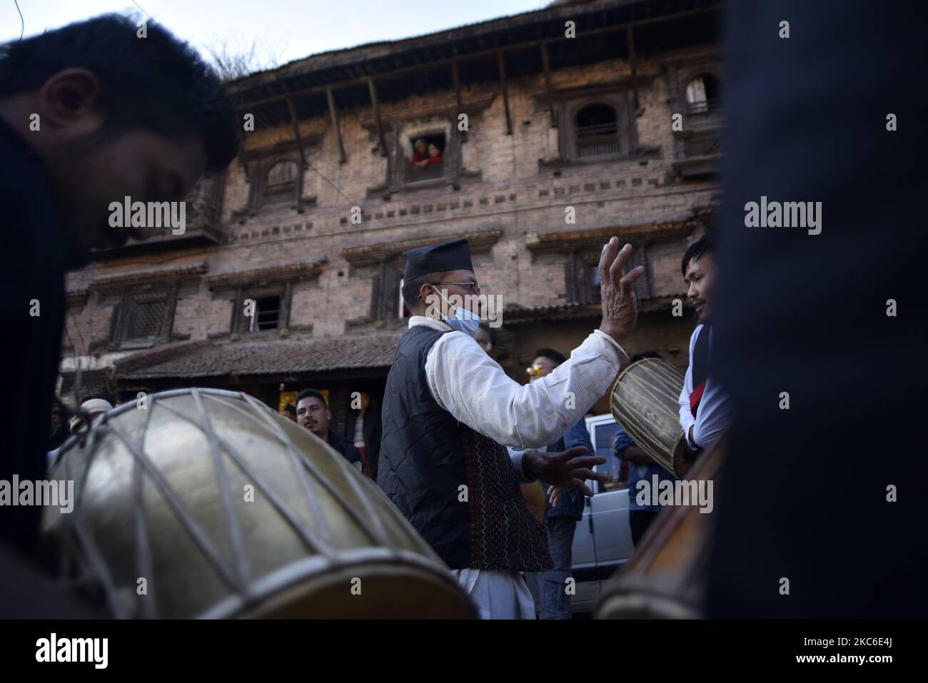 Des dévotés népalais jouant des instruments traditionnels pendant le festival Saat Gaule Jatra à Kirtipur, Katmandou, Népal, jeudi, 24 décembre 2020. Saat Gaule Jatra est célébré chaque année pour marquer l'arrivée de l'hiver. (Photo de Narayan Maharajan/NurPhoto) Banque D'Images