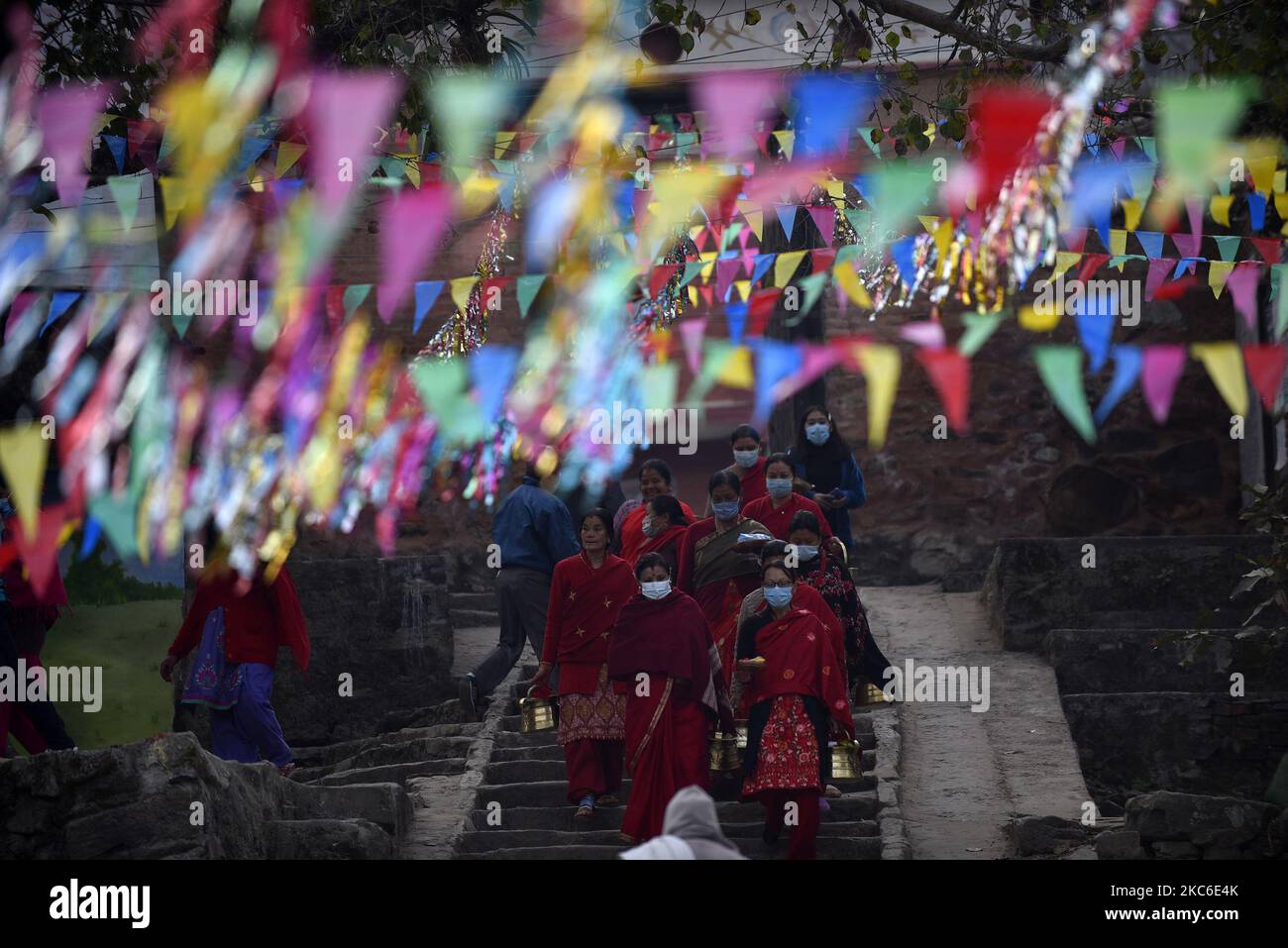 Les dévotés népalais avec le masque facial arrivent pour offrir la prière rituelle pendant le festival Saat Gaule Jatra en début de matinée à Kirtipur, Katmandou, Népal jeudi, 24 décembre 2020. Saat Gaule Jatra est célébré chaque année pour marquer l'arrivée de l'hiver. (Photo de Narayan Maharajan/NurPhoto) Banque D'Images