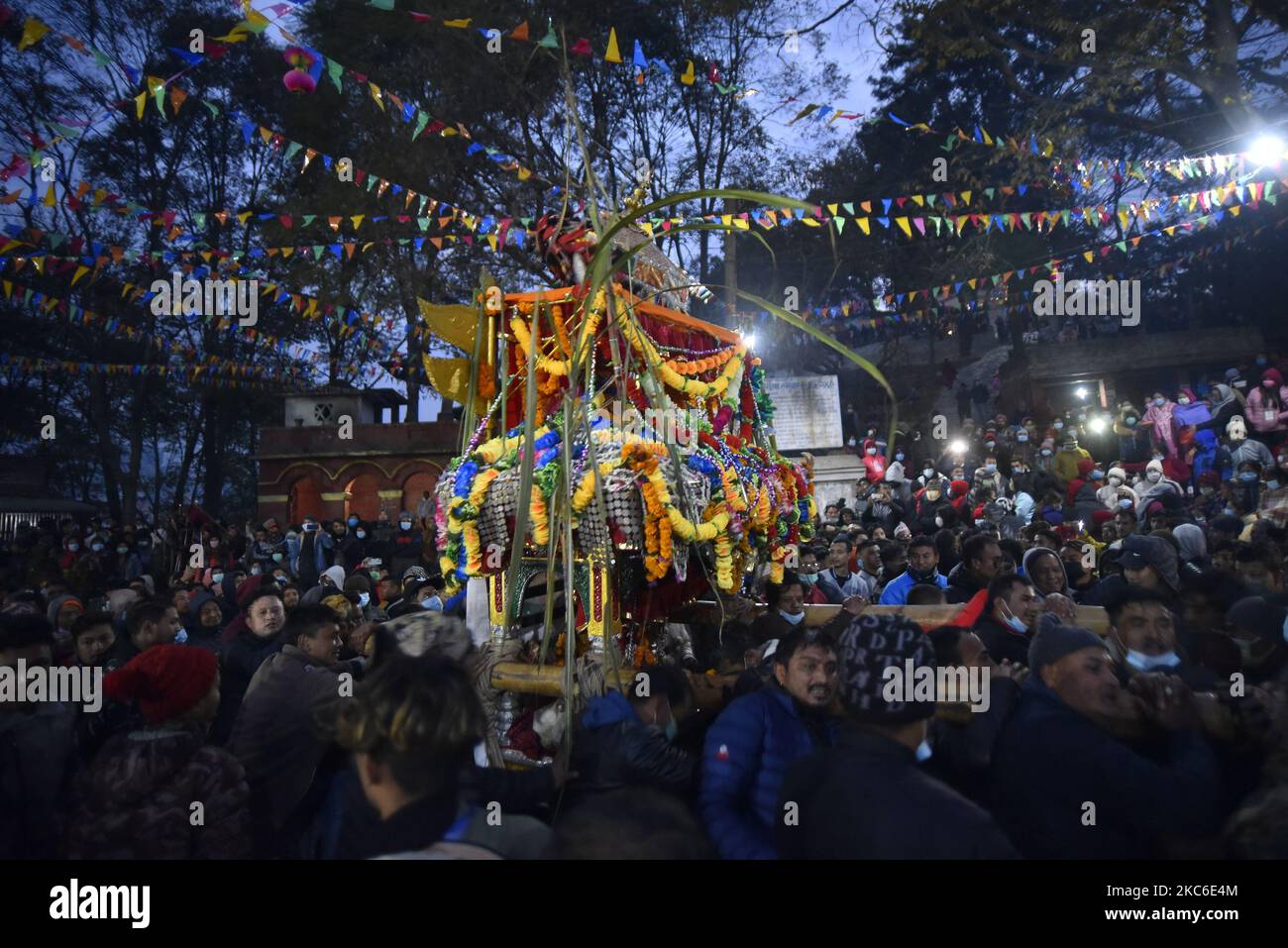 Les dévotés népalais portant le char de Dieu et la déesse pendant le festival Saat Gaule Jatra en début de matinée à Tanthana, Katmandou, Népal jeudi, 24 décembre 2020. Saat Gaule Jatra est célébré chaque année pour marquer l'arrivée de l'hiver. (Photo de Narayan Maharajan/NurPhoto) Banque D'Images