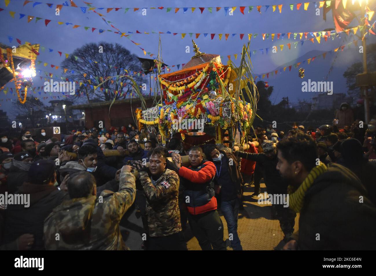 Les dévotés népalais portant le char de Dieu et la déesse pendant le festival Saat Gaule Jatra en début de matinée à Tanthana, Katmandou, Népal jeudi, 24 décembre 2020. Saat Gaule Jatra est célébré chaque année pour marquer l'arrivée de l'hiver. (Photo de Narayan Maharajan/NurPhoto) Banque D'Images
