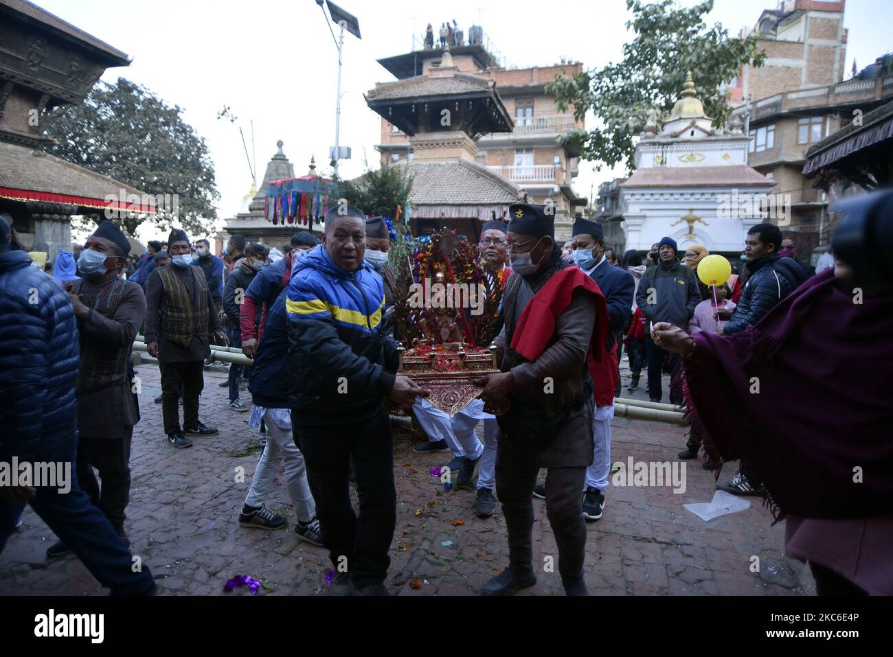 Des dévotés népalais carrient Indrayani pendant le festival Saat Gaule Jatra à Kirtipur, Katmandou, Népal, jeudi, 24 décembre 2020. Saat Gaule Jatra est célébré chaque année pour marquer l'arrivée de l'hiver. (Photo de Narayan Maharajan/NurPhoto) Banque D'Images
