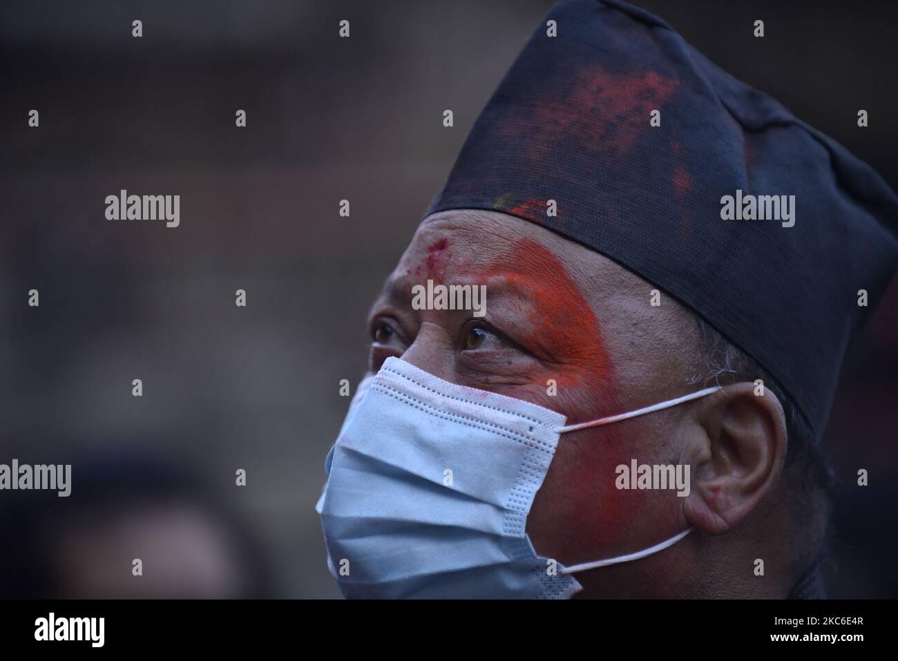 Un portrait de dévot avec masque facial et puissance colorée pendant le festival Saat Gaule Jatra à Kirtipur, Katmandou, Népal jeudi, 24 décembre 2020. Saat Gaule Jatra est célébré chaque année pour marquer l'arrivée de l'hiver. (Photo de Narayan Maharajan/NurPhoto) Banque D'Images