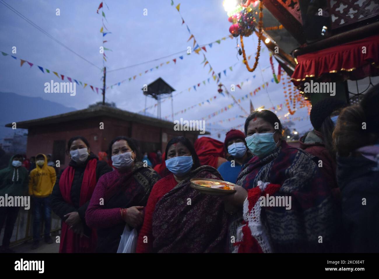 Les dévotés népalais ainsi que le masque facial arrivent pour offrir la prière rituelle pendant le festival Saat Gaule Jatra en début de matinée à Tinthana, Katmandou, Népal jeudi, 24 décembre 2020. Saat Gaule Jatra est célébré chaque année pour marquer l'arrivée de l'hiver. (Photo de Narayan Maharajan/NurPhoto) Banque D'Images