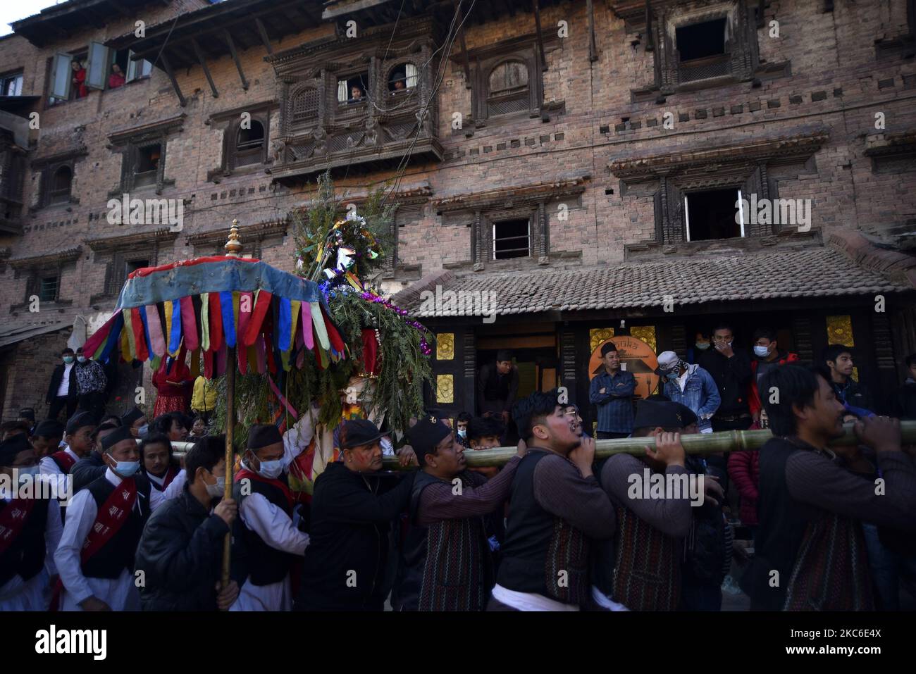 Des dévots népalais carrient le char d'Indrayani pendant le festival Saat Gaule Jatra à Kirtipur, Katmandou, Népal, jeudi, 24 décembre 2020. Saat Gaule Jatra est célébré chaque année pour marquer l'arrivée de l'hiver. (Photo de Narayan Maharajan/NurPhoto) Banque D'Images