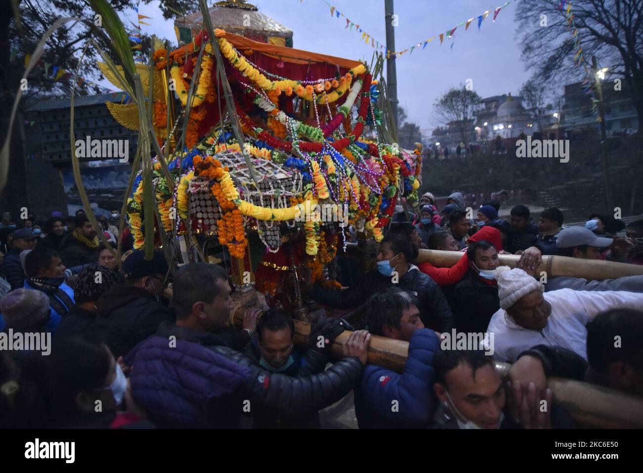 Les dévotés népalais portant le char de Dieu et la déesse pendant le festival Saat Gaule Jatra en début de matinée à Tanthana, Katmandou, Népal jeudi, 24 décembre 2020. Saat Gaule Jatra est célébré chaque année pour marquer l'arrivée de l'hiver. (Photo de Narayan Maharajan/NurPhoto) Banque D'Images