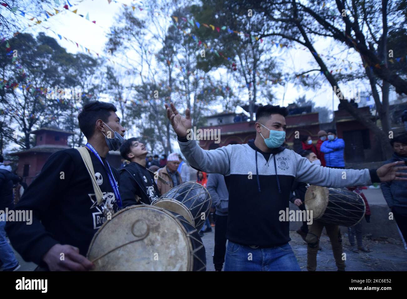 Des dévotés népalais jouant des instruments traditionnels pendant le festival Saat Gaule Jatra en début de matinée à Tinthana, Katmandou, Népal jeudi, 24 décembre 2020. Saat Gaule Jatra est célébré chaque année pour marquer l'arrivée de l'hiver. (Photo de Narayan Maharajan/NurPhoto) Banque D'Images