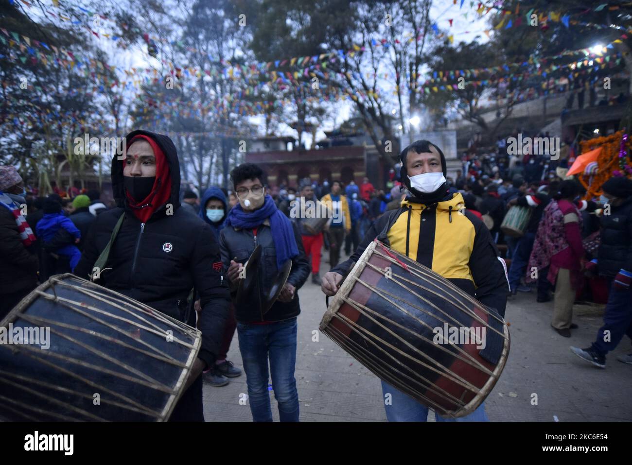 Des dévotés népalais jouant des instruments traditionnels pendant le festival Saat Gaule Jatra en début de matinée à Tinthana, Katmandou, Népal jeudi, 24 décembre 2020. Saat Gaule Jatra est célébré chaque année pour marquer l'arrivée de l'hiver. (Photo de Narayan Maharajan/NurPhoto) Banque D'Images