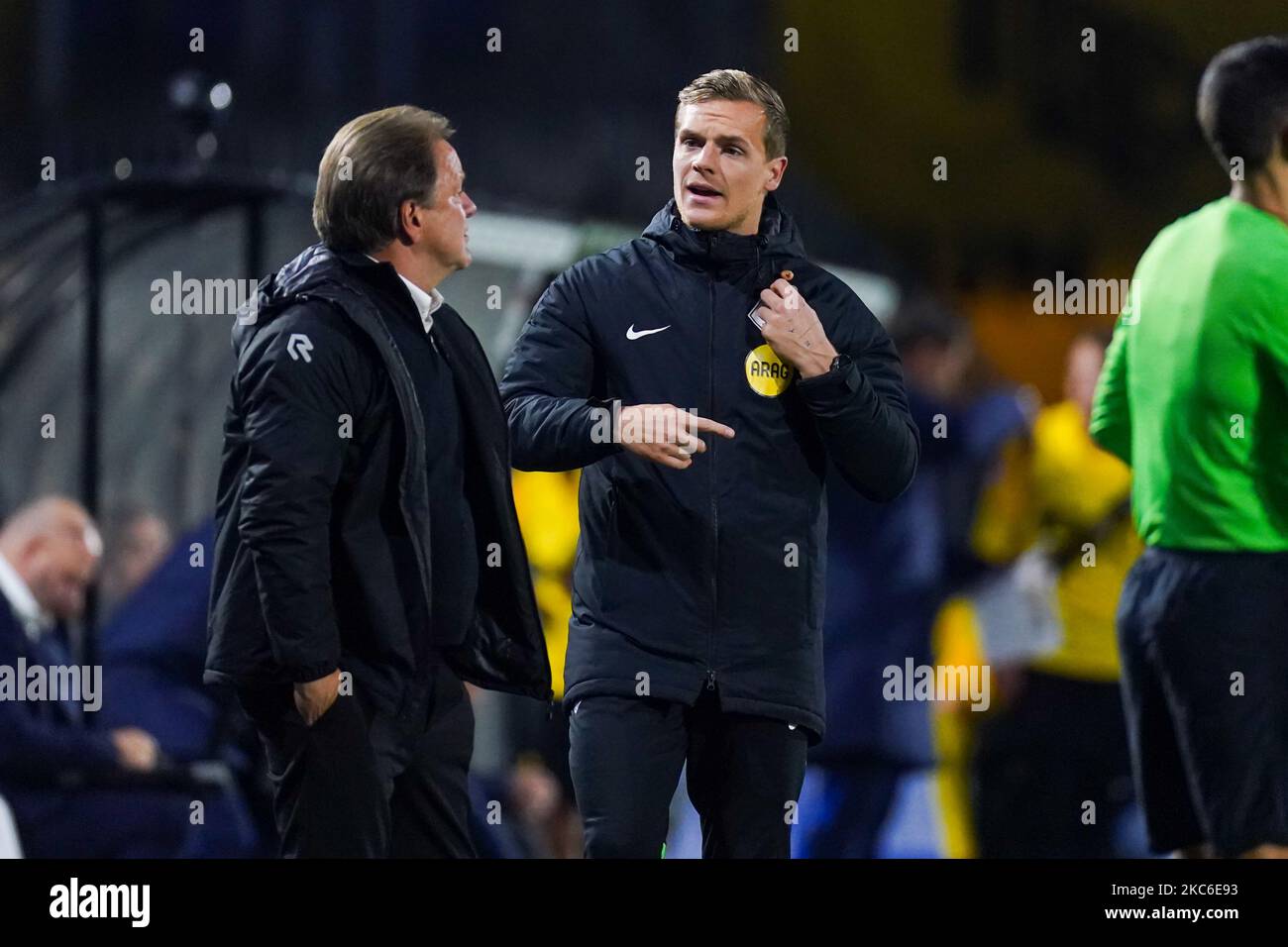 BREDA, PAYS-BAS - NOVEMBRE 4: Entraîneur/entraîneur Mike Snoei de Telstar, 4th officiel Tim visser pendant le match néerlandais de Keukenkampioosdivision entre NAC Breda et Telstar à Rat Verlegh Stadion 4 novembre 2022 à Breda, pays-Bas (photo de Joris Verwijst/Orange Pictures) Credit: Orange pics BV/Alay Live News Banque D'Images