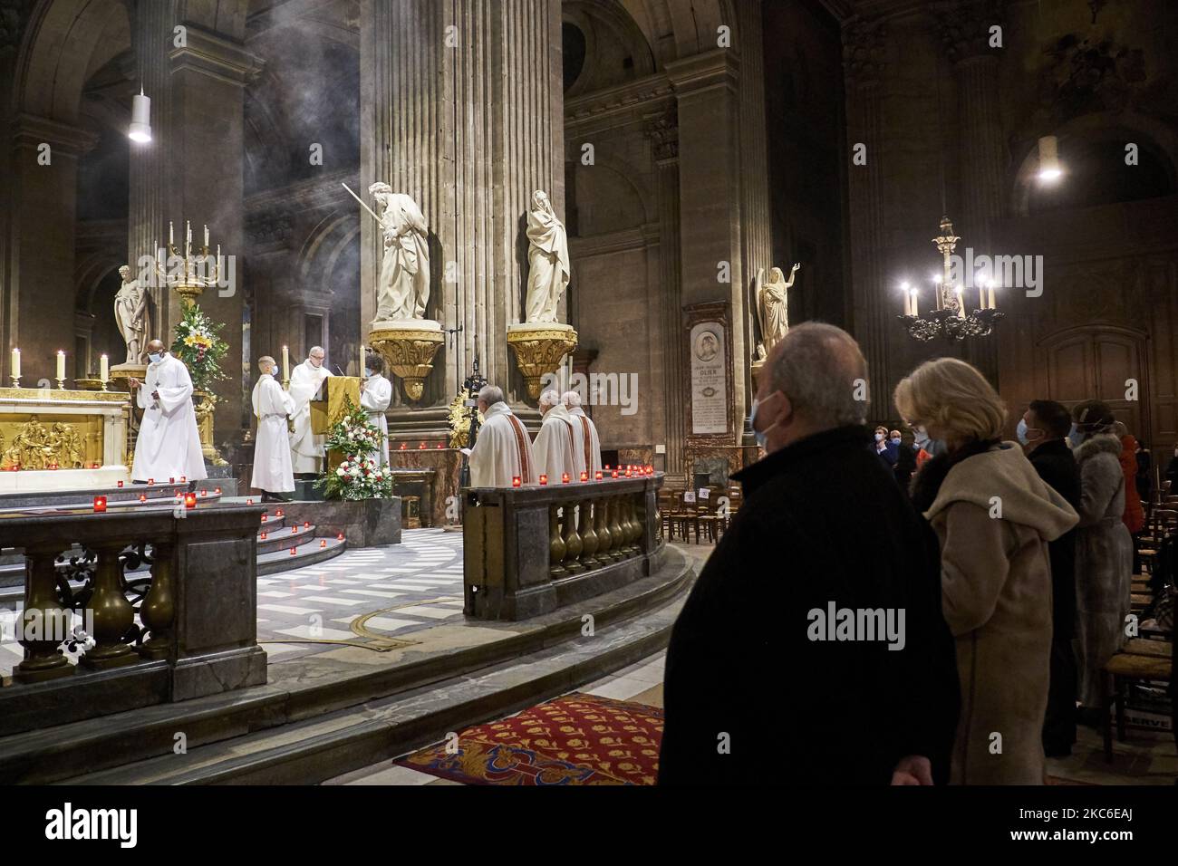 Les gens assistent à la messe de minuit à l'église Saint-Sulpice à Paris sur 24 décembre 2020, malgré la pandémie Covid-19. La Messe de minuit est la messe traditionnelle des catholiques qui précède le jour de Noël, la veille de Noël. (Photo par Adnan Farzat/NurPhoto) Banque D'Images