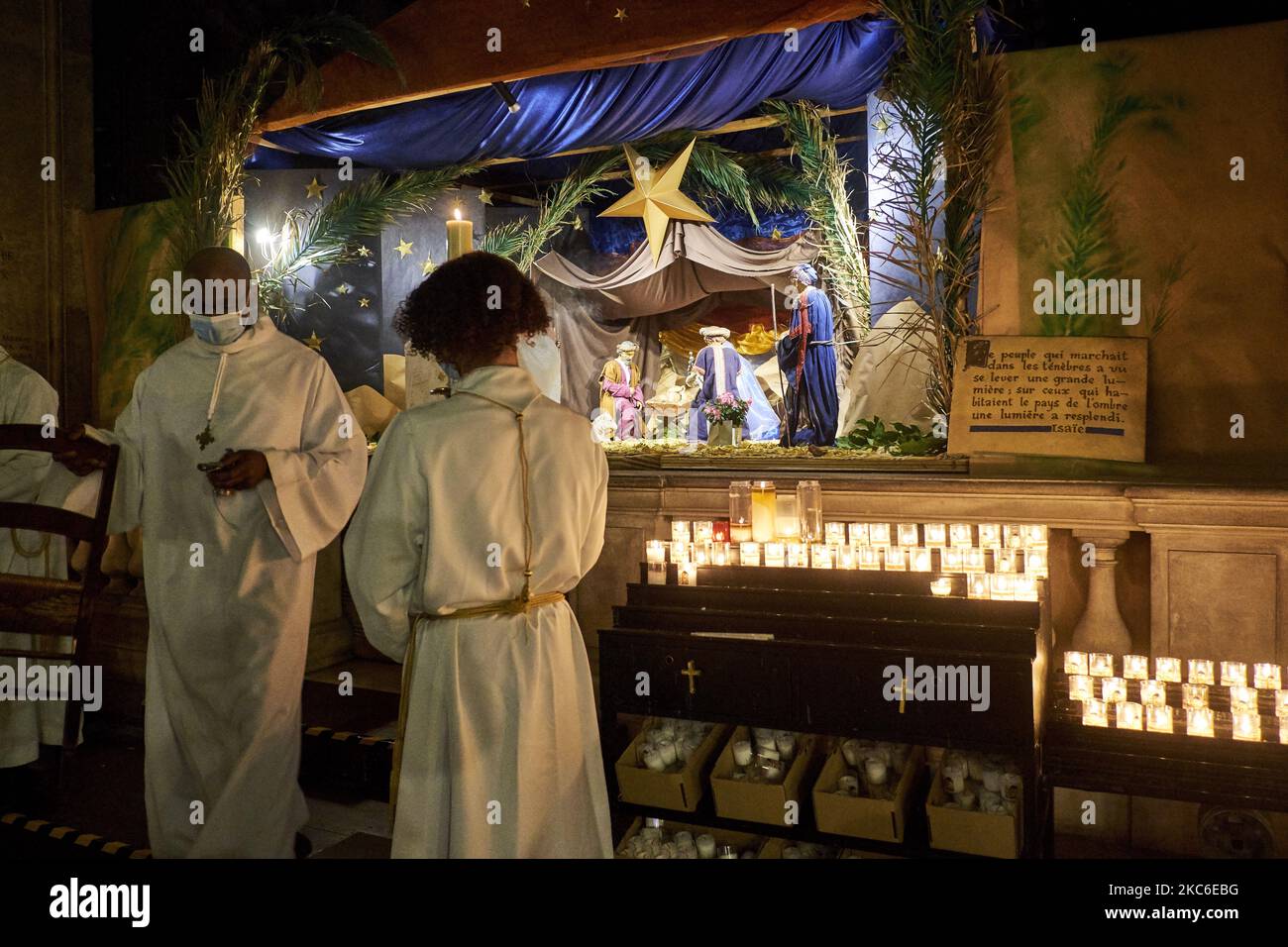 Les gens assistent à la messe de minuit à l'église Saint-Sulpice à Paris sur 24 décembre 2020, malgré la pandémie Covid-19. La Messe de minuit est la messe traditionnelle des catholiques qui précède le jour de Noël, la veille de Noël. (Photo par Adnan Farzat/NurPhoto) Banque D'Images