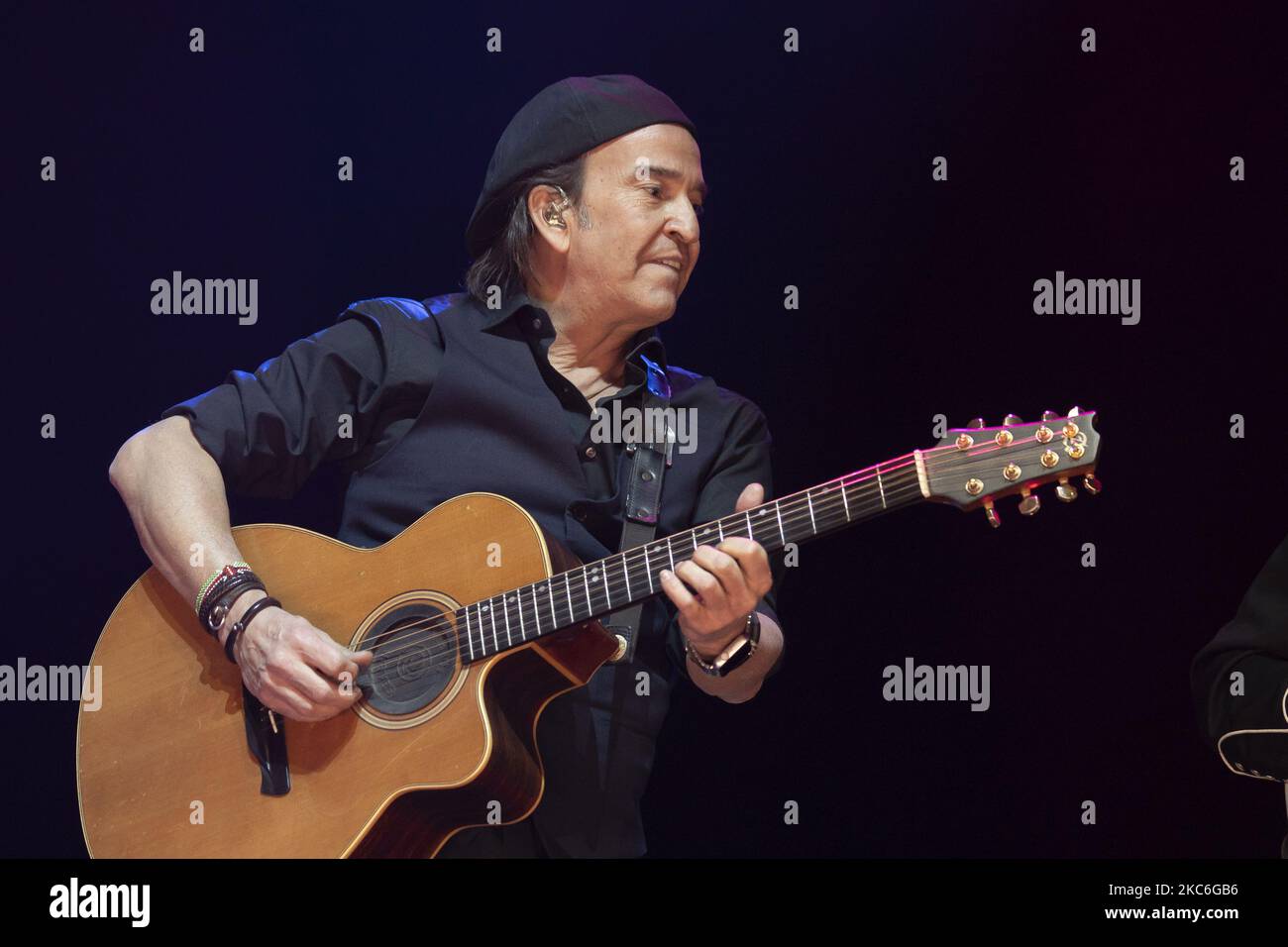 Alvaro Urquijo, du groupe de musique espagnol Los Secretos, se produit lors du concert au théâtre Nuevo Alcala à Madrid, Espagne, le 26 décembre 2020. (Photo par Oscar Gonzalez/NurPhoto) Banque D'Images