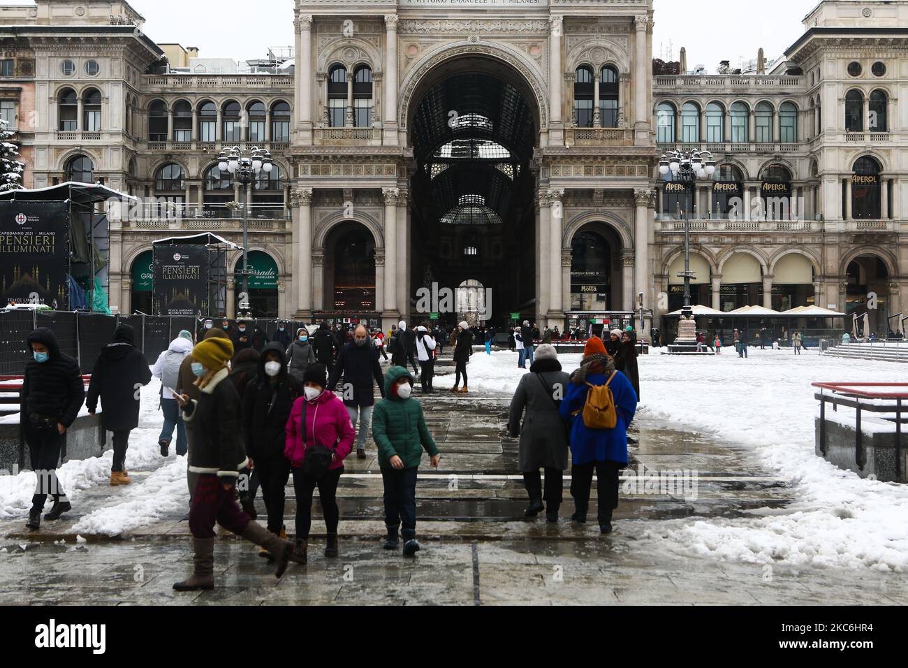 Chute de neige à Milan, Italie sur 28 décembre 2020, Italie. A partir d'aujourd'hui, l'Italie entre dans la zone orange, sont autorisés les transferts à l'intérieur de la municipalité mais pas ceux entre les régions (photo par Mairo Cinquetti/NurPhoto) Banque D'Images