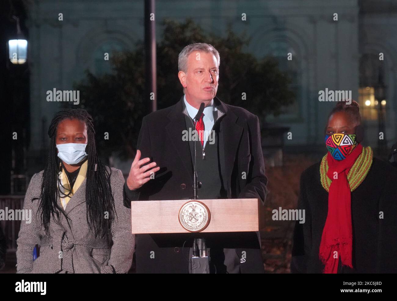 Bill de Blasio, maire de New York (au centre) et la première dame Chirlane McCray (R) allument une kinara réalisée par l'artiste Maisha Sullivan Ongoza pour célébrer la nuit de 1st à Kwanzaa, dans le parc de l'hôtel de ville, dans le centre de Manhattan, sur 26 décembre 2020. (Photo de Selcuk Acar/NurPhoto) Banque D'Images