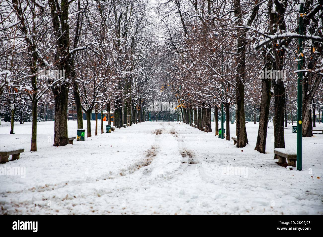 Une vue générale des jardins publics Indro Montanelli couverts de neige lors d'une chute de neige importante sur 28 décembre 2020 à Milan, Italie (photo d'Alessandro Bremec/NurPhoto) Banque D'Images