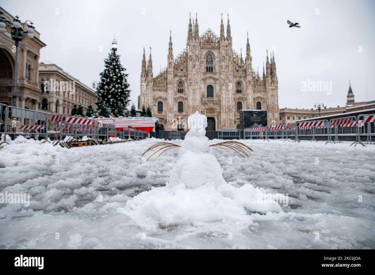 Une vue générale de la Piazza Duomo couverte de neige lors d'une grande chute de neige sur 28 décembre 2020 à Milan, Italie (photo d'Alessandro Bremec/NurPhoto) Banque D'Images