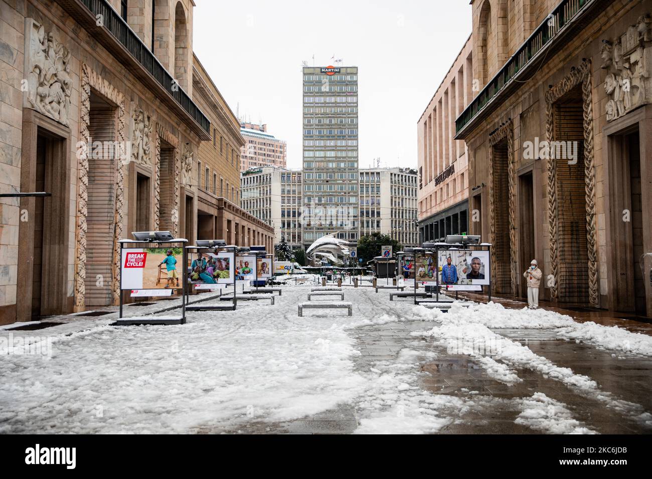 Une vue générale de la Piazza Duomo couverte de neige lors d'une grande chute de neige sur 28 décembre 2020 à Milan, Italie (photo d'Alessandro Bremec/NurPhoto) Banque D'Images