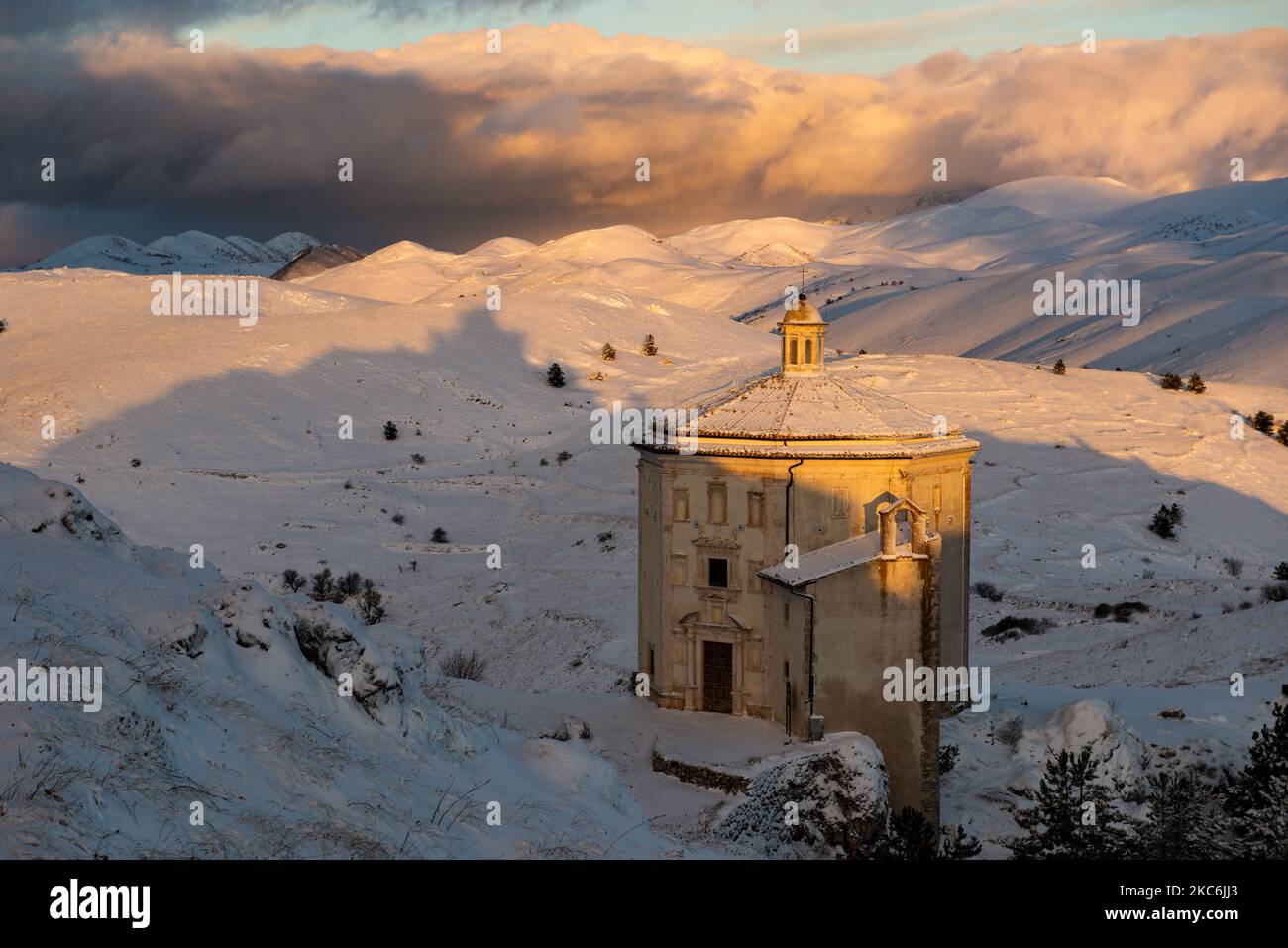 La neige et le mauvais temps arrivent à Rocca Calascio, Abruzzo, Italie sur  29 décembre 2020. Une perturbation traverse l'Italie et amène des  températures froides et de la neige. (Photo par Lorenzo